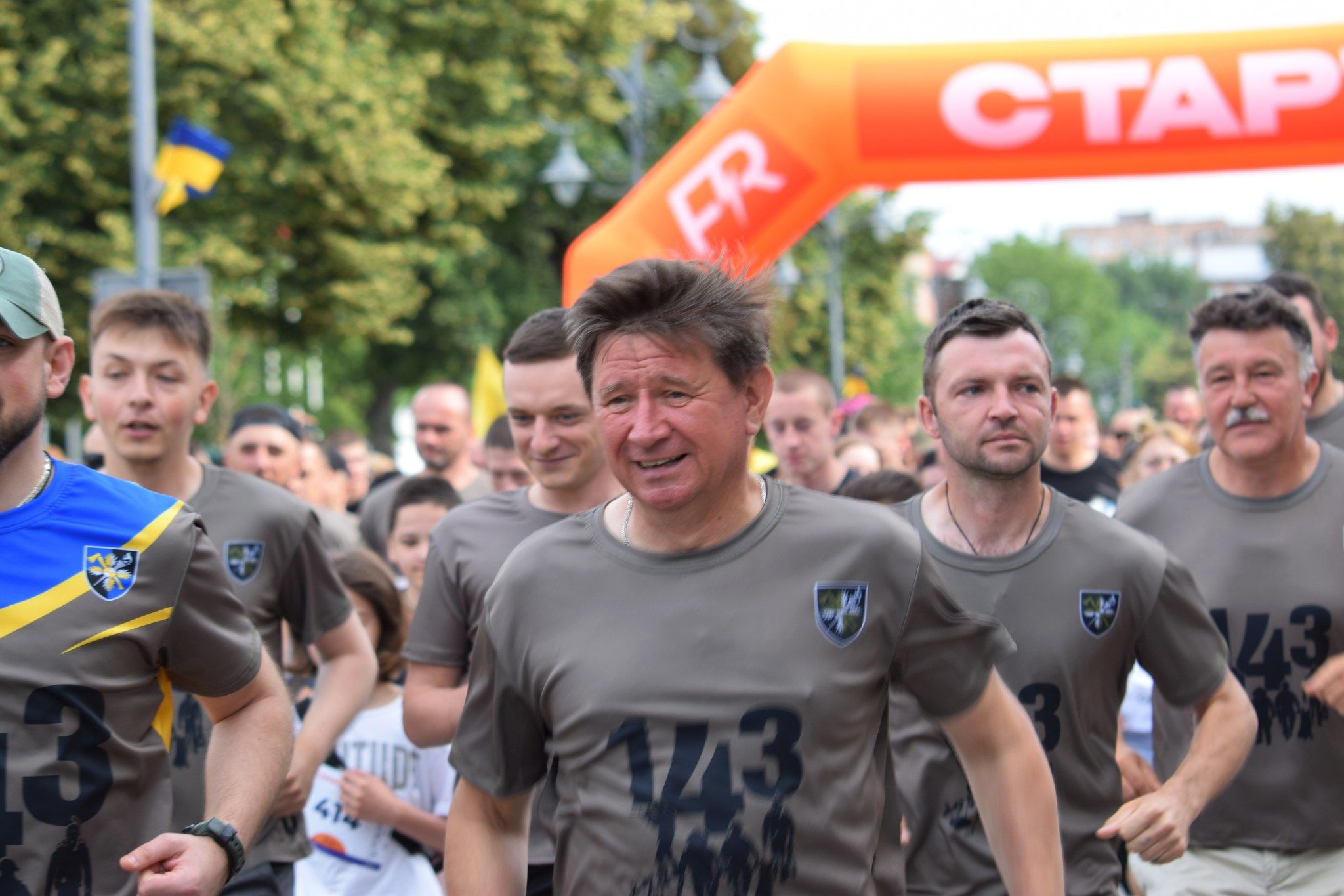 Новини Хмельницького - фото з Кам’янчани зібрали під час забігу майже пів мільйона на підтримку пораненого воїна