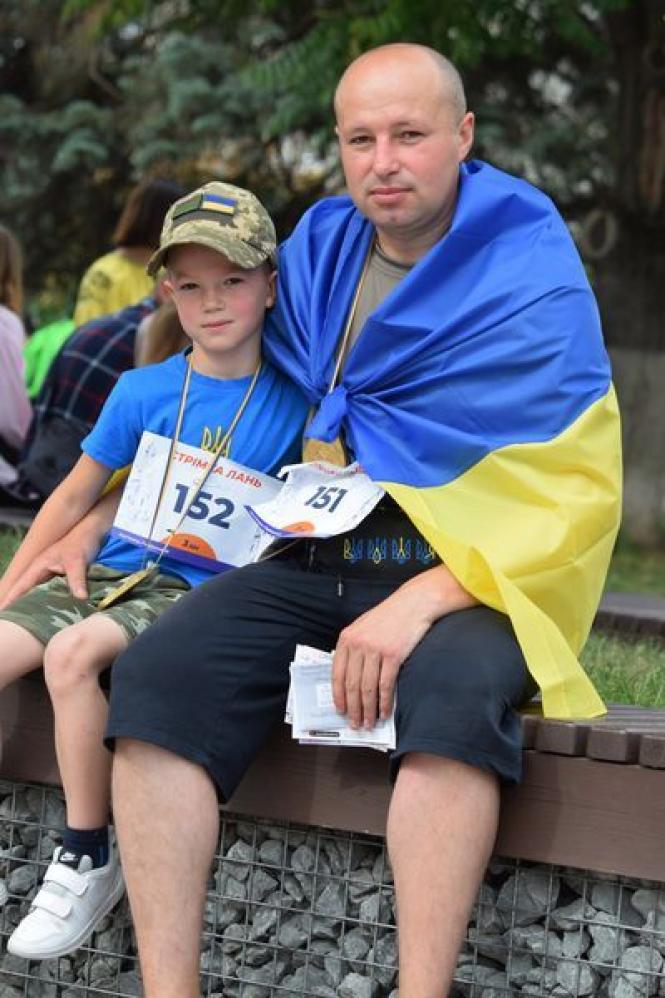 Новини Хмельницького - фото з Кам’янчани зібрали під час забігу майже пів мільйона на підтримку пораненого воїна