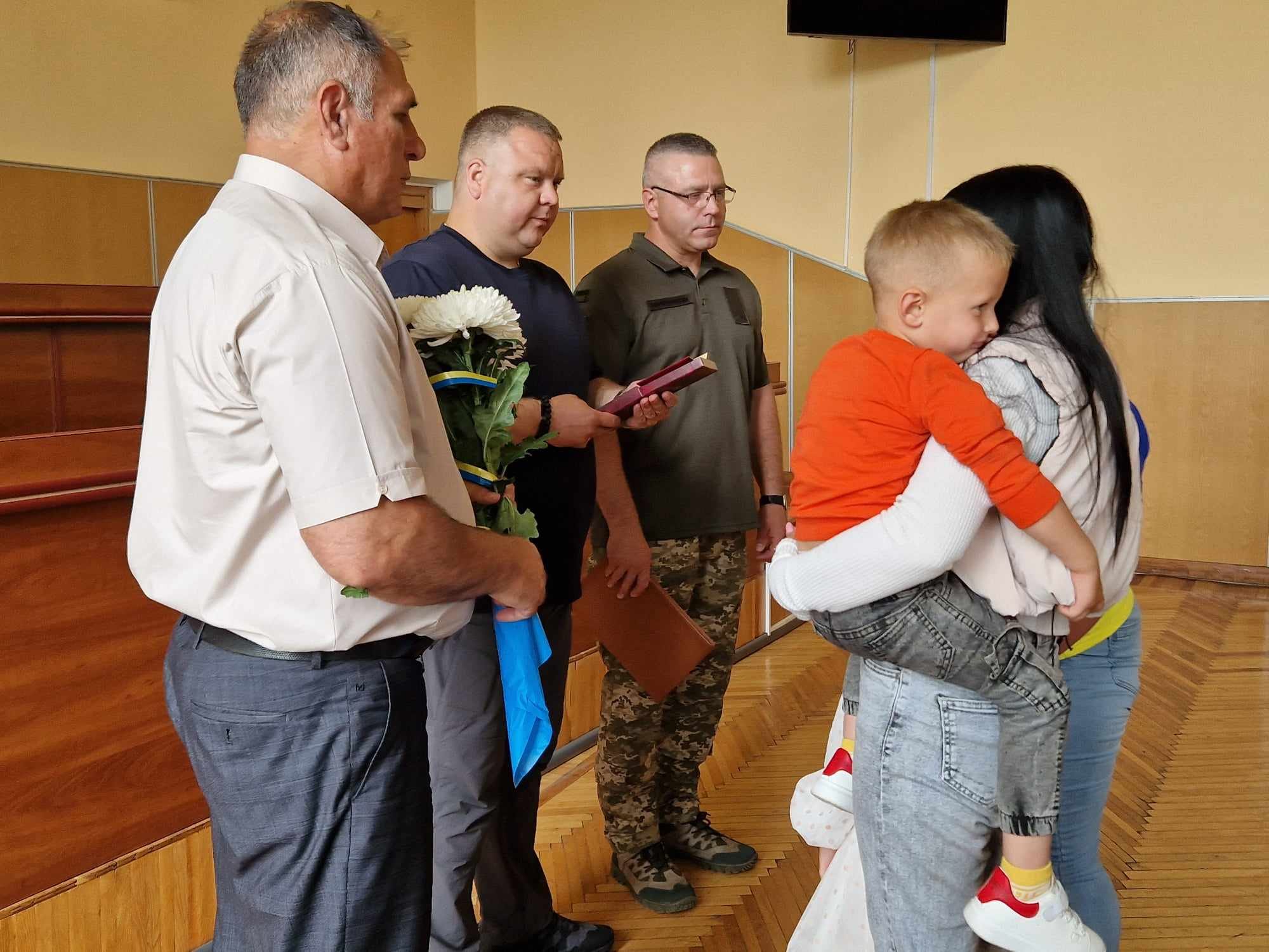 Новини Хмельницького - фото з Сім’ям полеглих бійців з Хмельницького району вручили державні нагороди