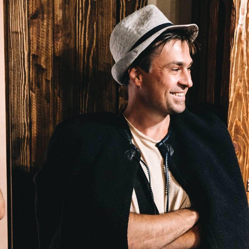 На зображенні може бути: 1 особа, борода, усміхається та капелюх