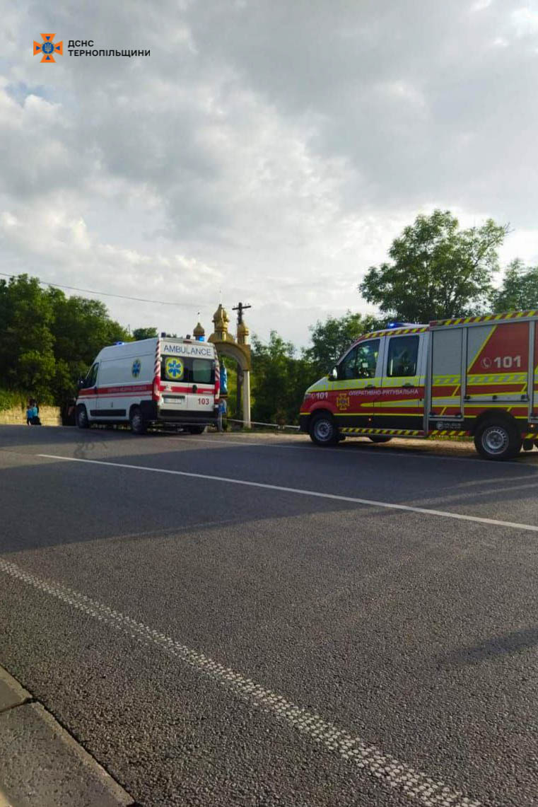 Новини Тернополя - фото з На Чортківщині автівка перекинулась у кювет. Залучали рятувальників На зображенні може бути: швидка допомога, дорога та текст