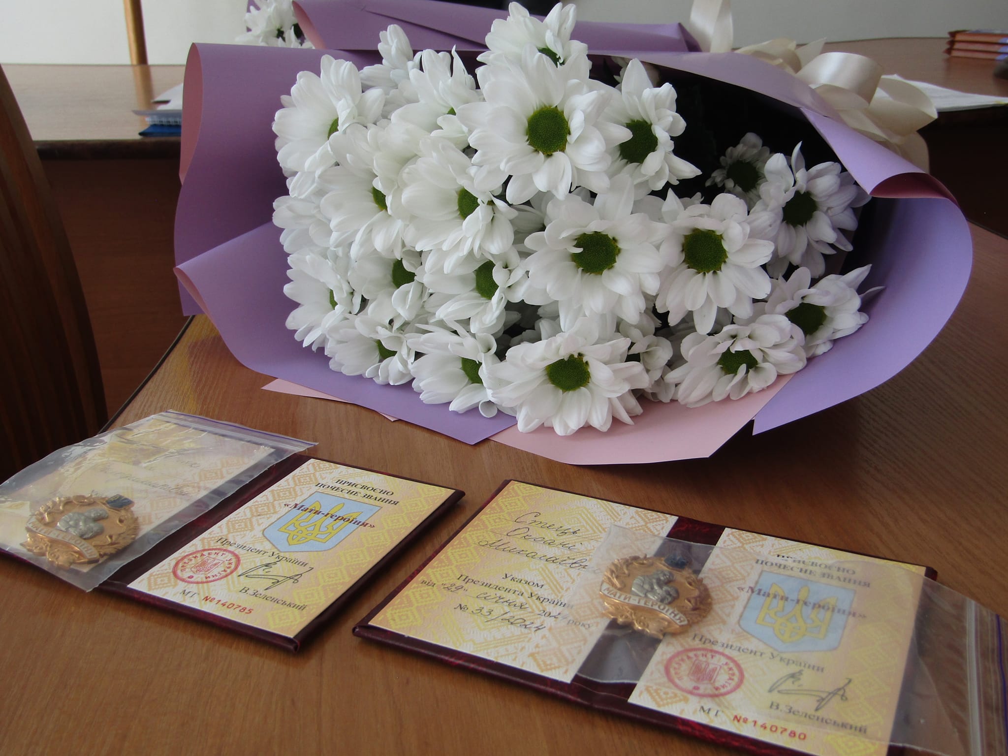 Возможно, это изображение эустома, гипсофила, пион, триллиум крупноцветковый и текст