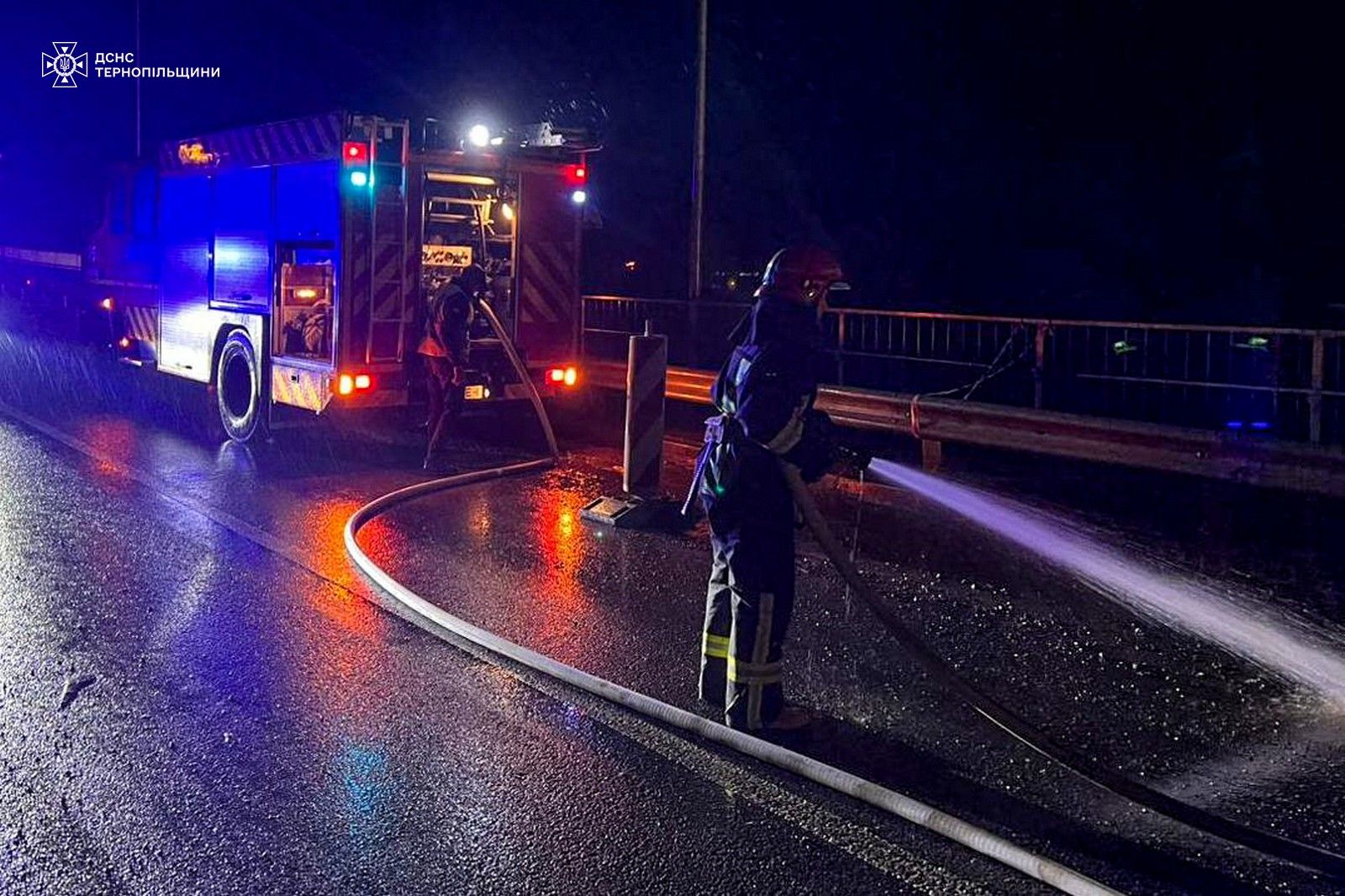 Новини Тернополя - фото з У Струсові через зливу підтопило міст і пошкодило його пішохідну частину