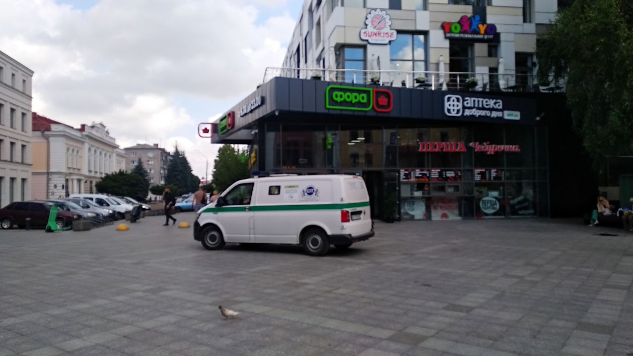 Новини Житомира - фото з По фонтану на Михайлівській знову проїхався автомобіль. Фотофакт