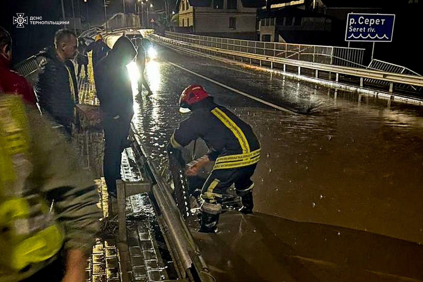 Новини Тернополя - фото з У Струсові через зливу підтопило міст і пошкодило його пішохідну частину