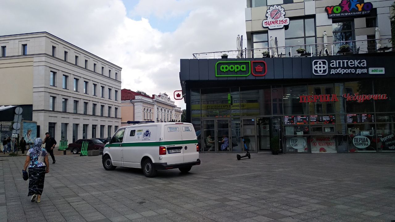 Новини Житомира - фото з По фонтану на Михайлівській знову проїхався автомобіль. Фотофакт