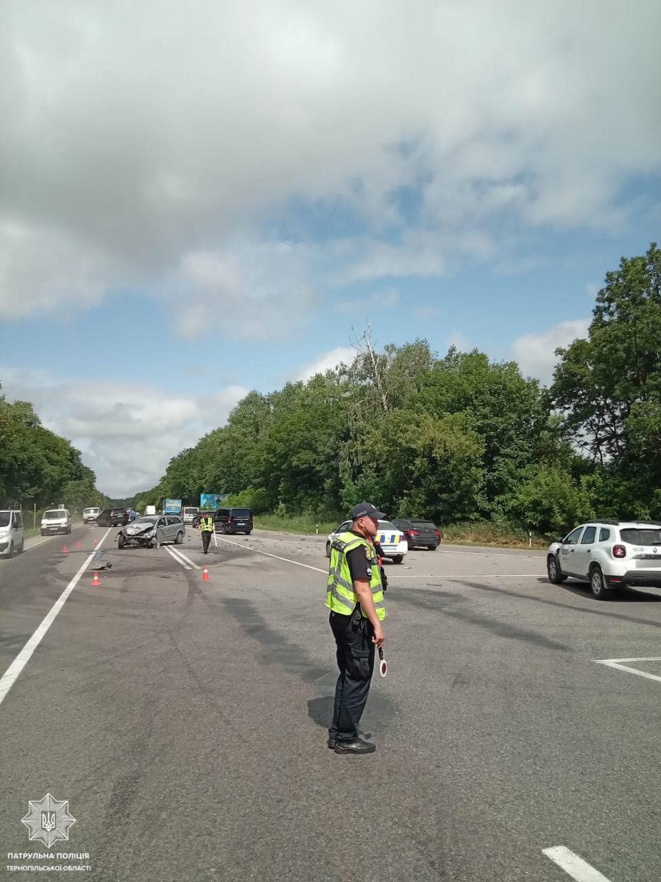 Новини Тернополя - фото з На Львівській трасі сталась ДТП: є потерпілі. Що відомо? На зображенні може бути: 1 особа, скейтборд, дорога та текст