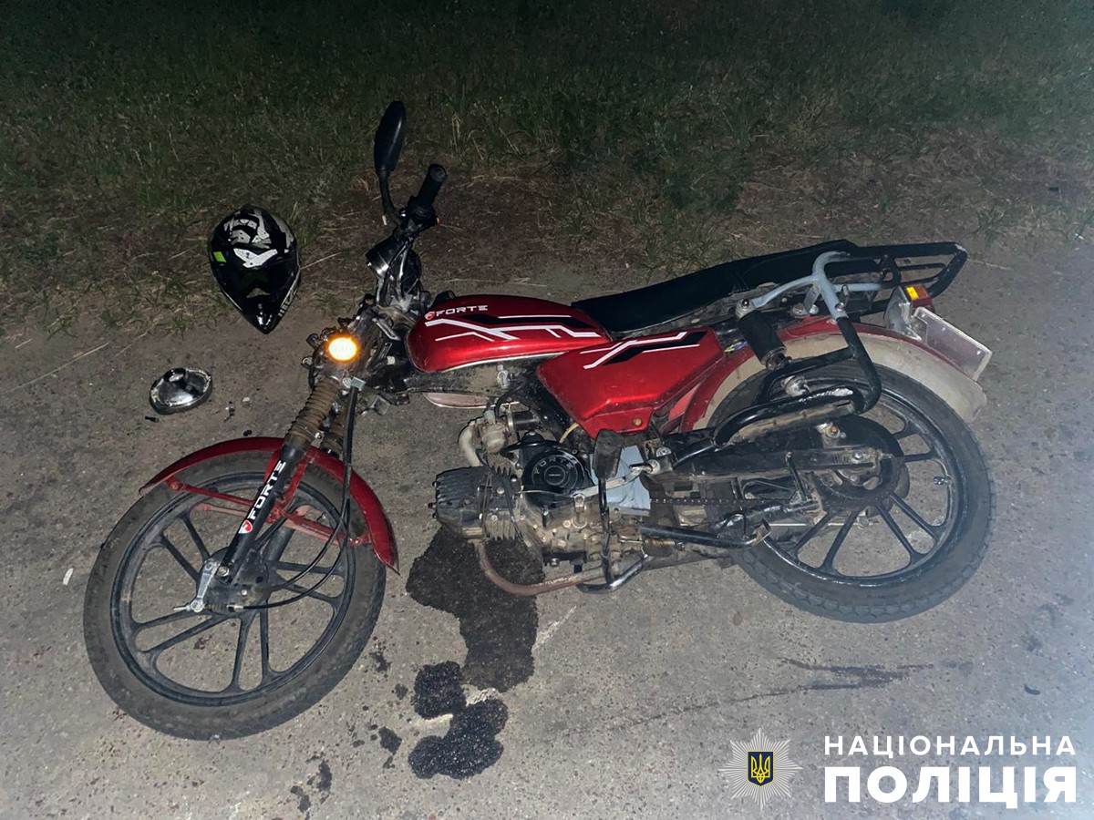 Новини Житомира - фото з У Брусилові у ДТП неповнолітній мопедист збив на дорозі 21-річного пішохода поліцейські розслідують обставини дтп у брусилові за участі неповнолітнього мопедиста