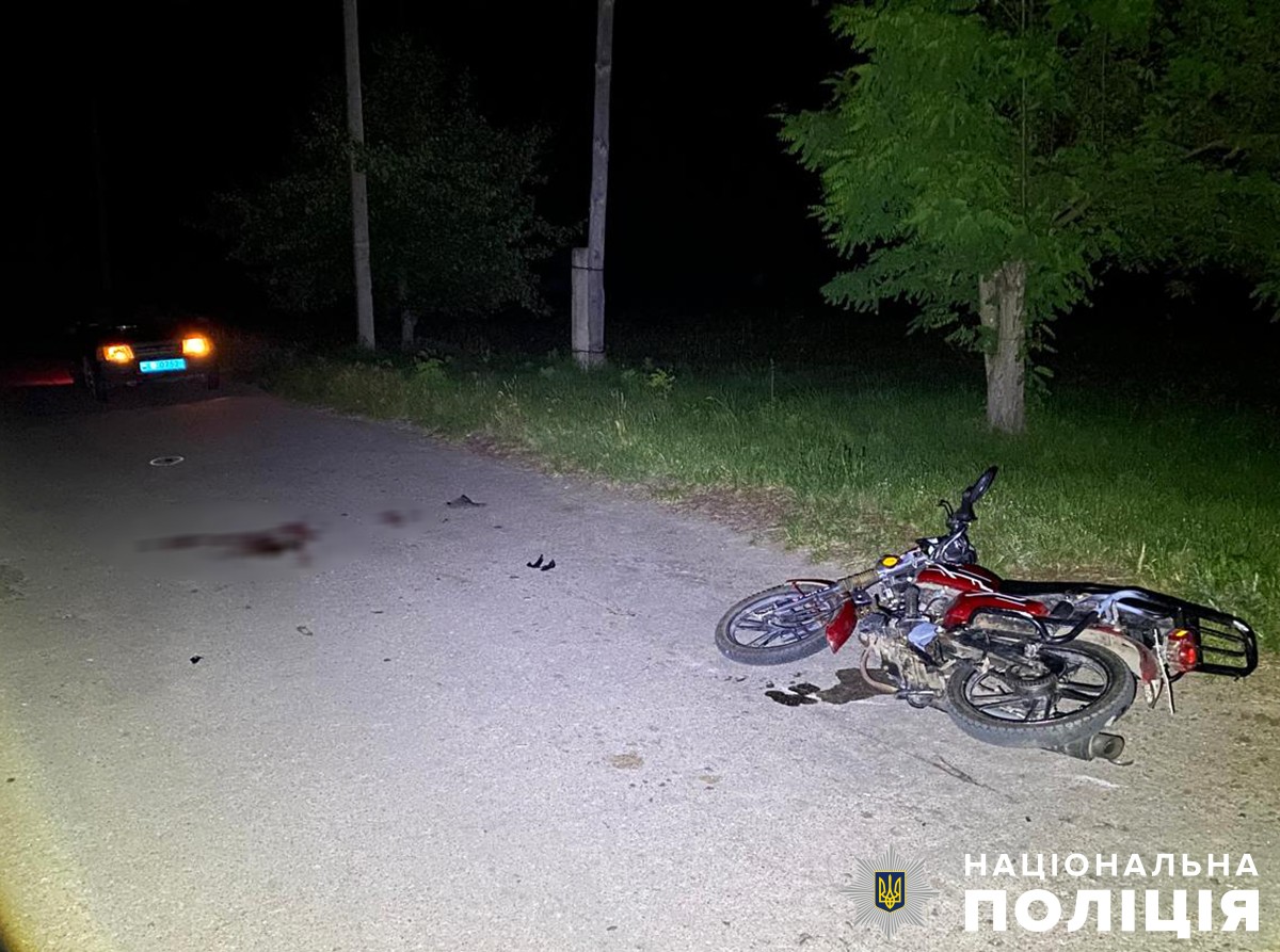 Новини Житомира - фото з У Брусилові у ДТП неповнолітній мопедист збив на дорозі 21-річного пішохода поліцейські розслідують обставини дтп у брусилові за участі неповнолітнього мопедиста