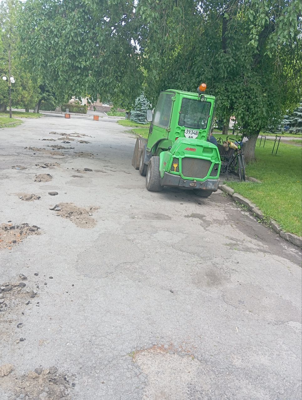 Новини Козятина - фото з Фото дня: у Козятині на центральній площі розпочали облаштовувати Алею пам'яті