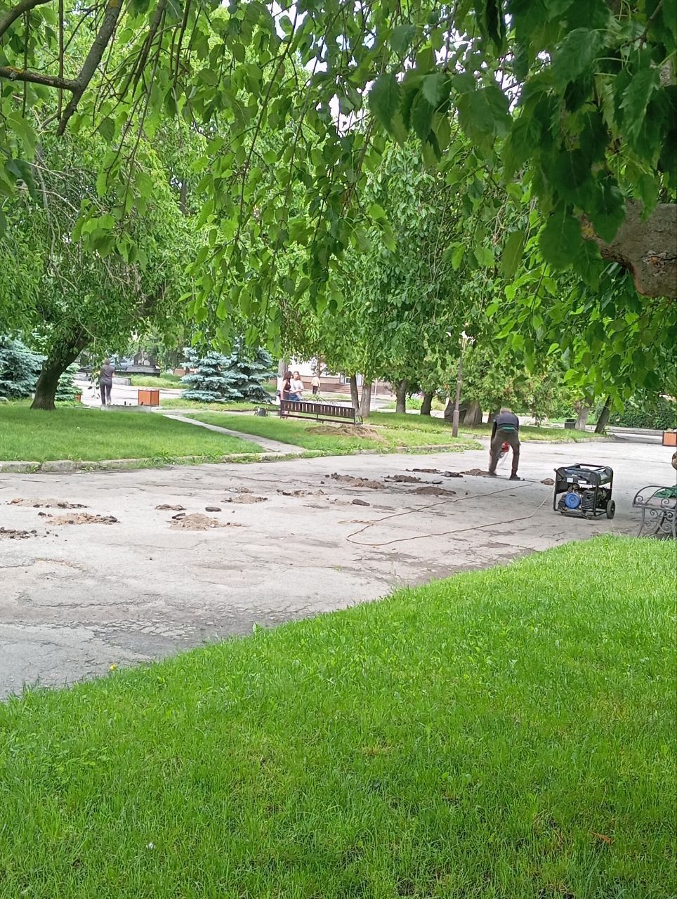 Новини Козятина - фото з Фото дня: у Козятині на центральній площі розпочали облаштовувати Алею пам'яті