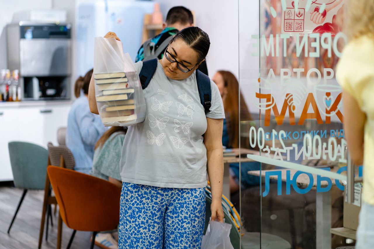 Новини Вінниці - фото з «Все менше знаходжу однодумців тут»: вінничанка збирає кошти для воїнів на книжкових ярмарках