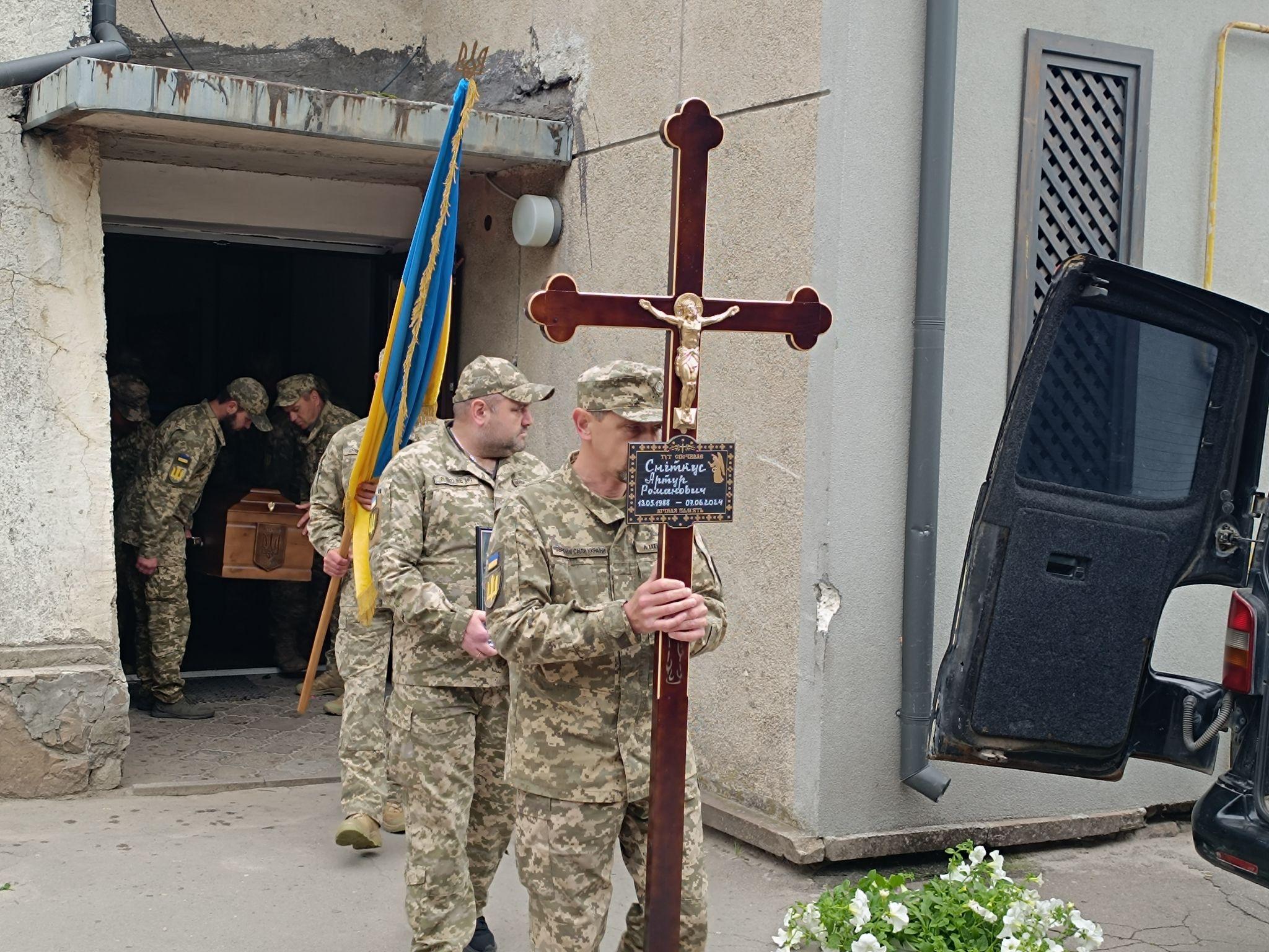 Новини Тернополя - фото з Тернопіль прощається із захисником Артуром Сніткусом