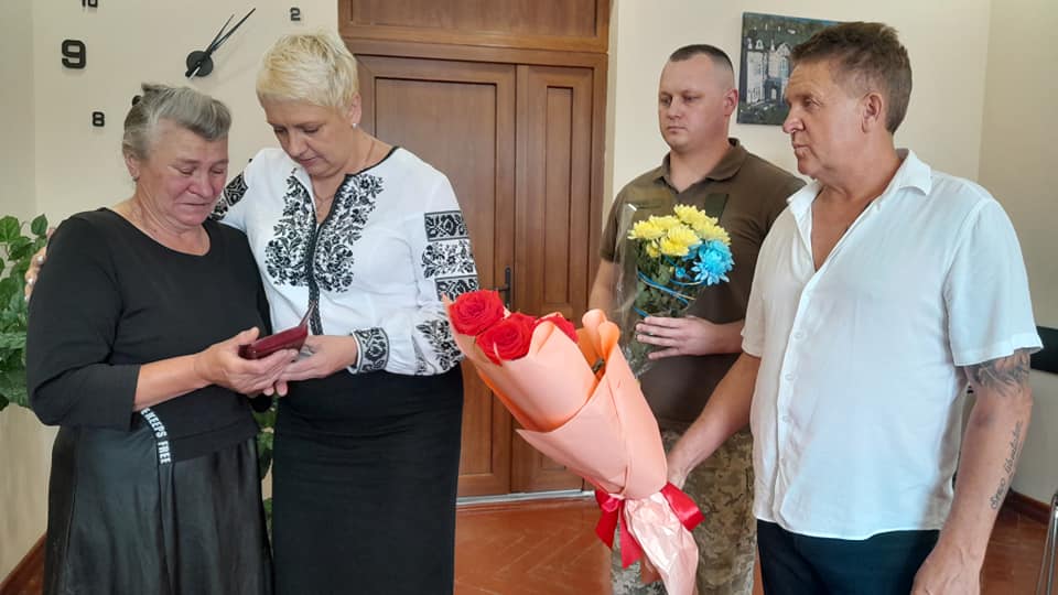 Новини Хмельницького - фото з Рідним загиблих воїнів з Хмельницького району вручили державні нагороди