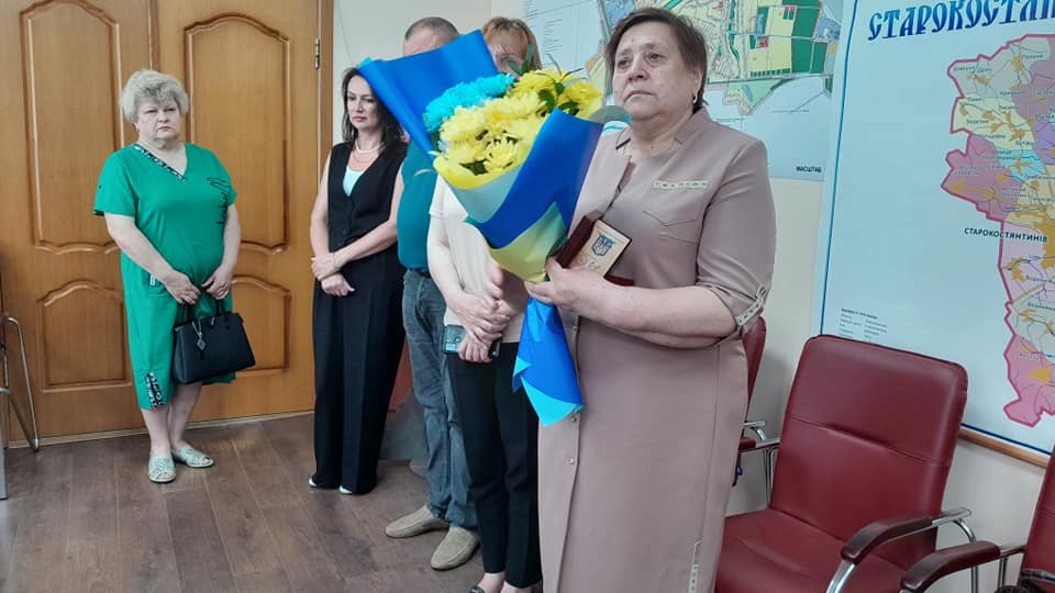 Новини Хмельницького - фото з Рідним загиблих воїнів з Хмельницького району вручили державні нагороди