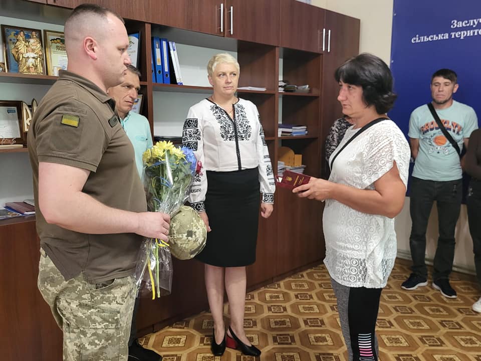 Новини Хмельницького - фото з Рідним загиблих воїнів з Хмельницького району вручили державні нагороди