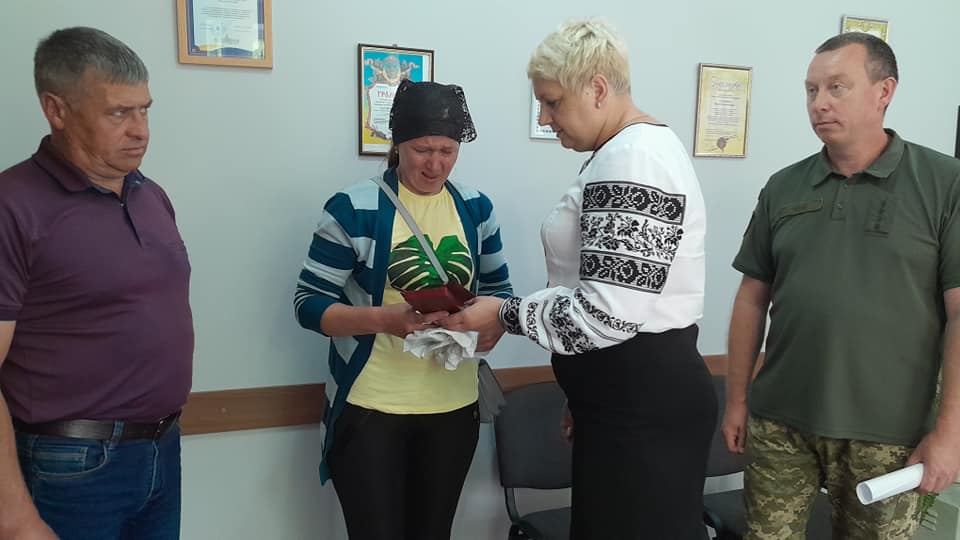 Новини Хмельницького - фото з Рідним загиблих воїнів з Хмельницького району вручили державні нагороди