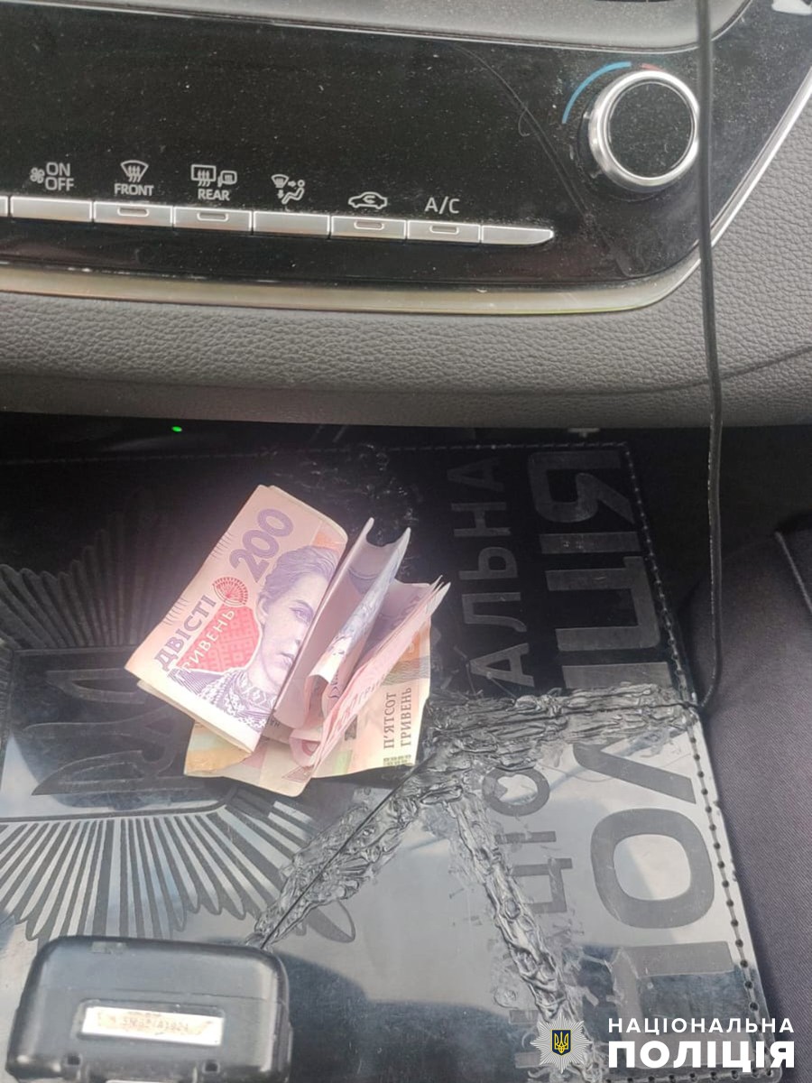 бердичівські слідчі повідомили про підозру чоловікові за спробу дачі хабаря поліцейським