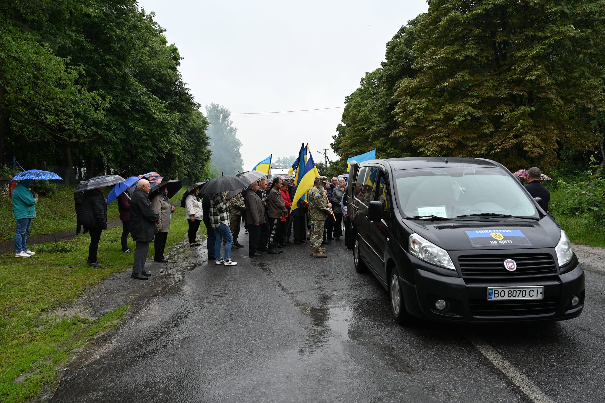 Новини Тернополя - фото з Лановеччина навколішки зустріла загиблого 25-річного героя Миколу Мельничука (ФОТО) На зображенні може бути: 11 людей, дорога та текст
