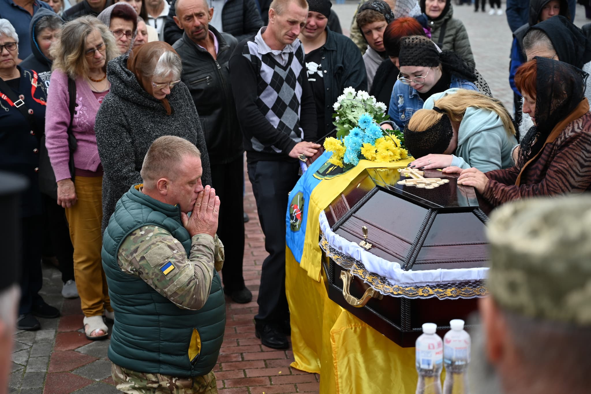 Новини Тернополя - фото з Лановеччина навколішки зустріла загиблого 25-річного героя Миколу Мельничука (ФОТО) На зображенні може бути: 10 людей