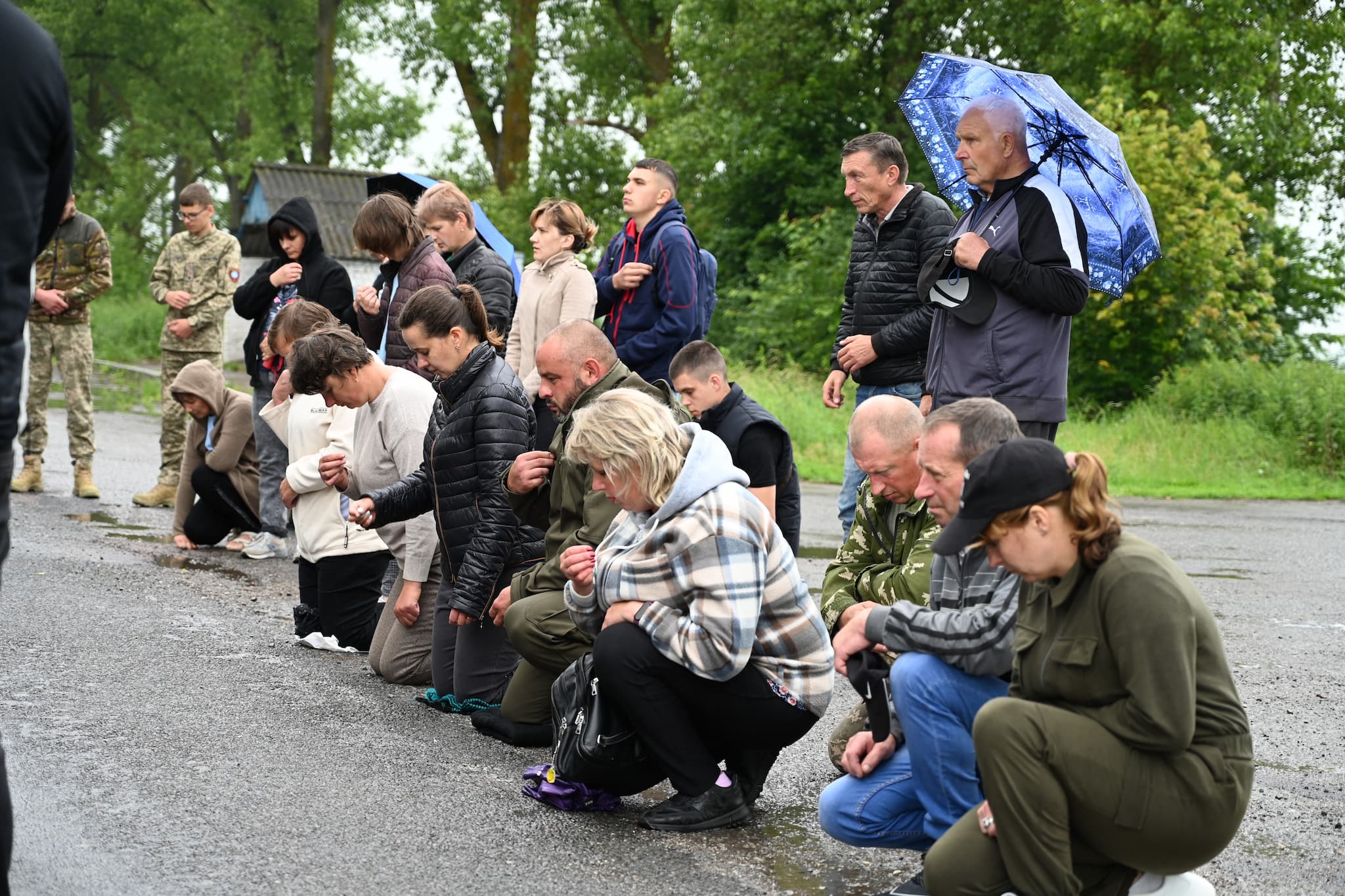 Новини Тернополя - фото з Лановеччина навколішки зустріла загиблого 25-річного героя Миколу Мельничука (ФОТО) На зображенні може бути: 14 людей