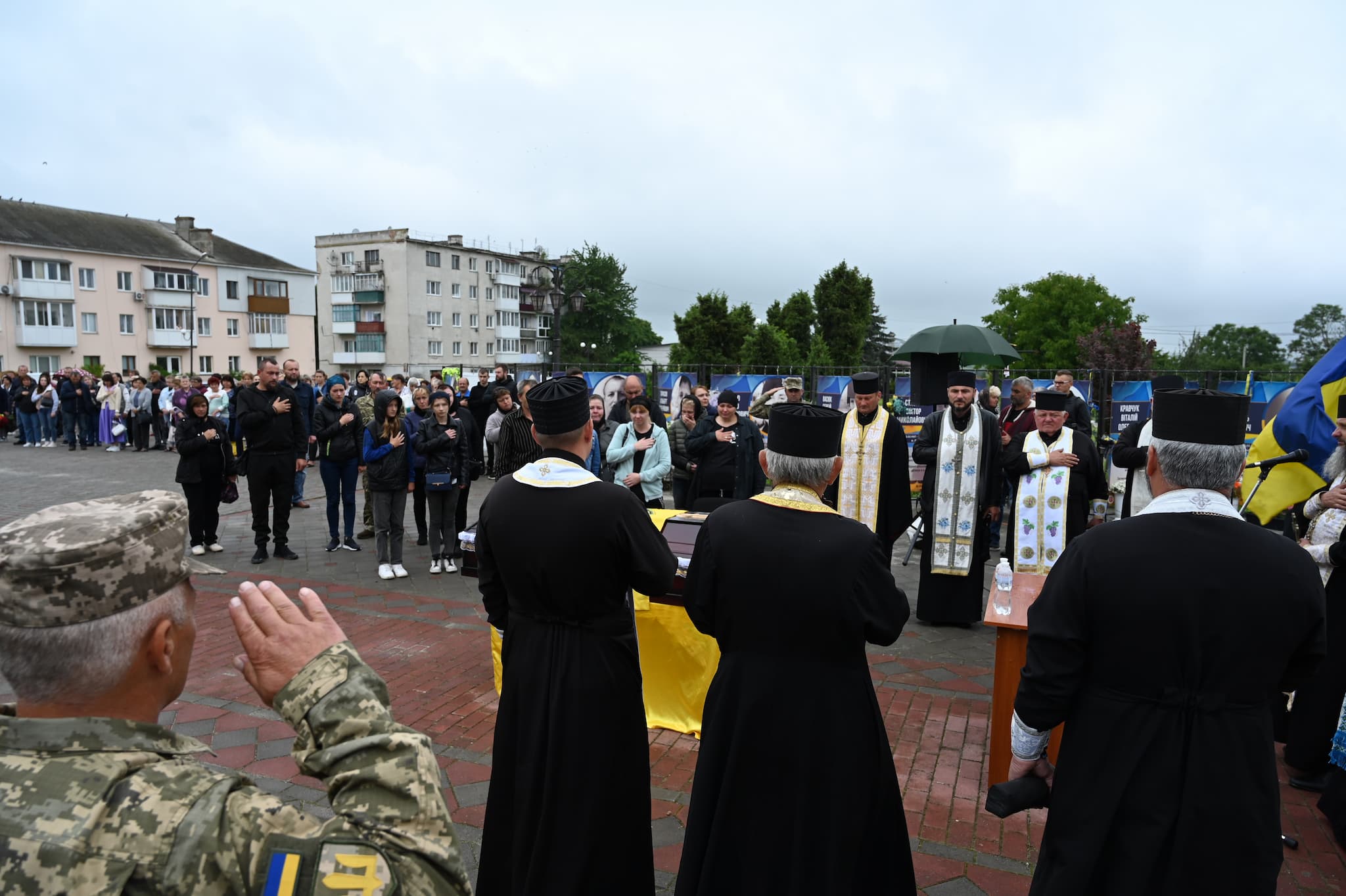 Новини Тернополя - фото з Лановеччина навколішки зустріла загиблого 25-річного героя Миколу Мельничука (ФОТО) На зображенні може бути: 1 особа та текст