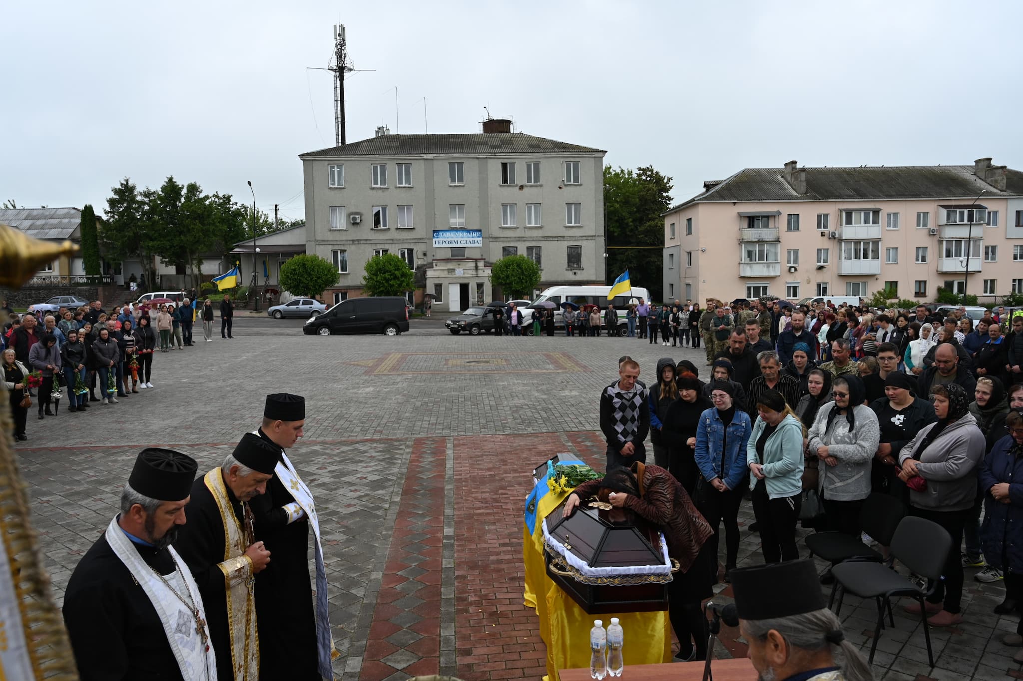 Новини Тернополя - фото з Лановеччина навколішки зустріла загиблого 25-річного героя Миколу Мельничука (ФОТО) На зображенні може бути: 4 людини та текст