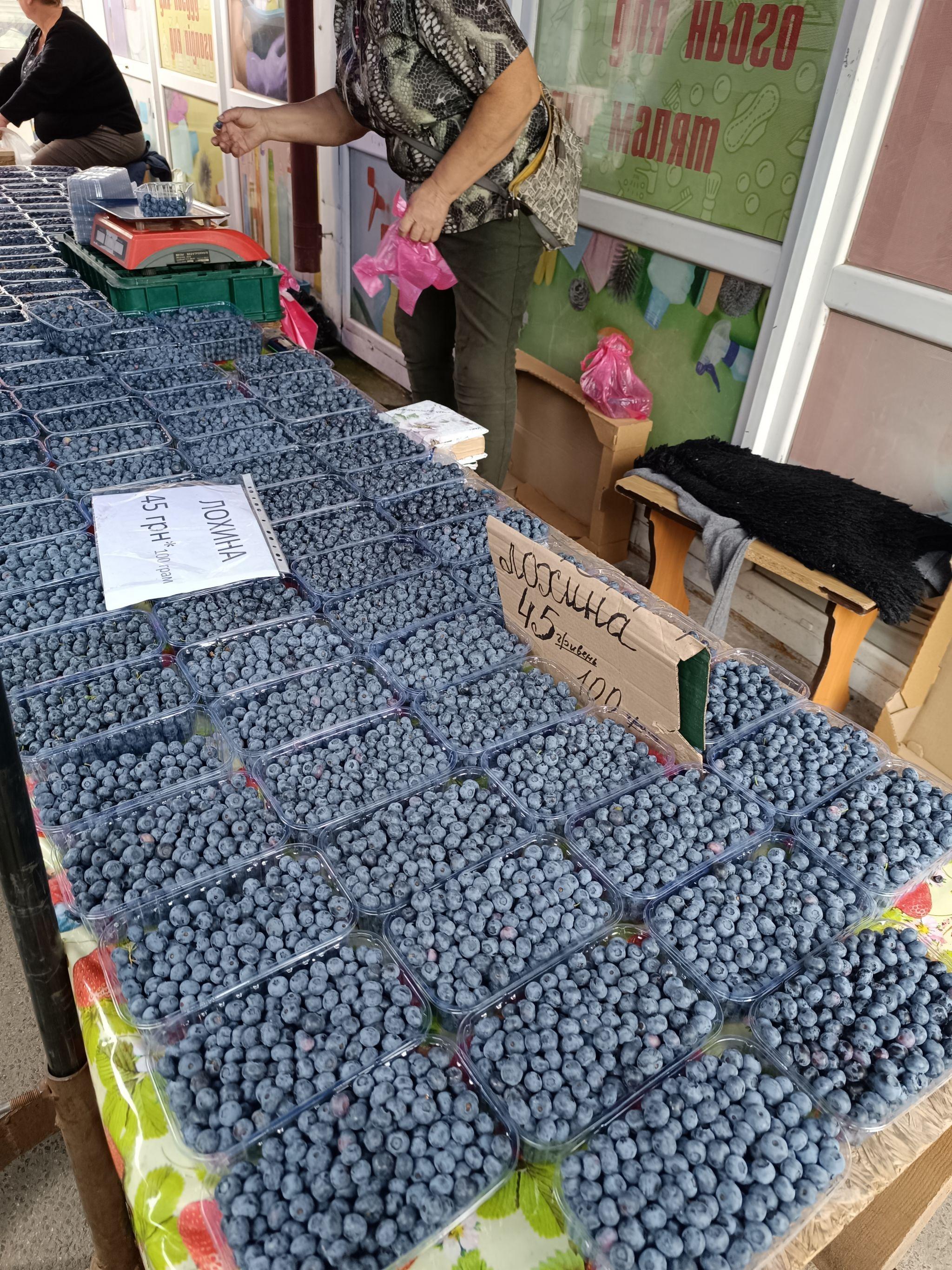 Новини Тернополя - фото з Абрикоси, лохина та черешня: що та за скільки продають на овочевому ринку Тернополя