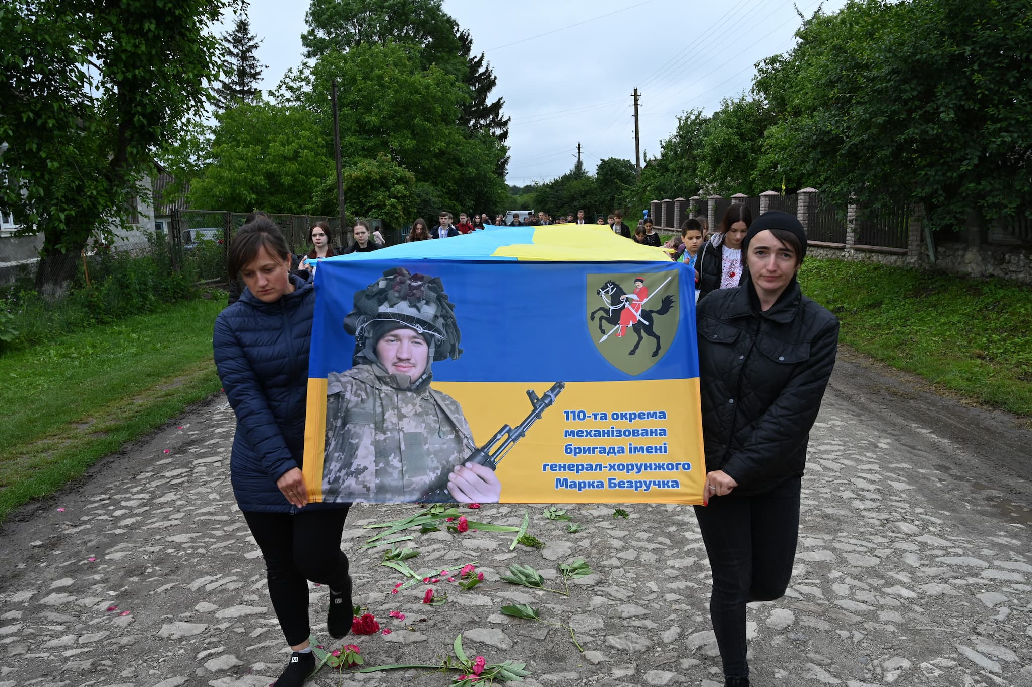 Новини Тернополя - фото з Лановеччина навколішки зустріла загиблого 25-річного героя Миколу Мельничука (ФОТО) На зображенні може бути: 4 людини та текст