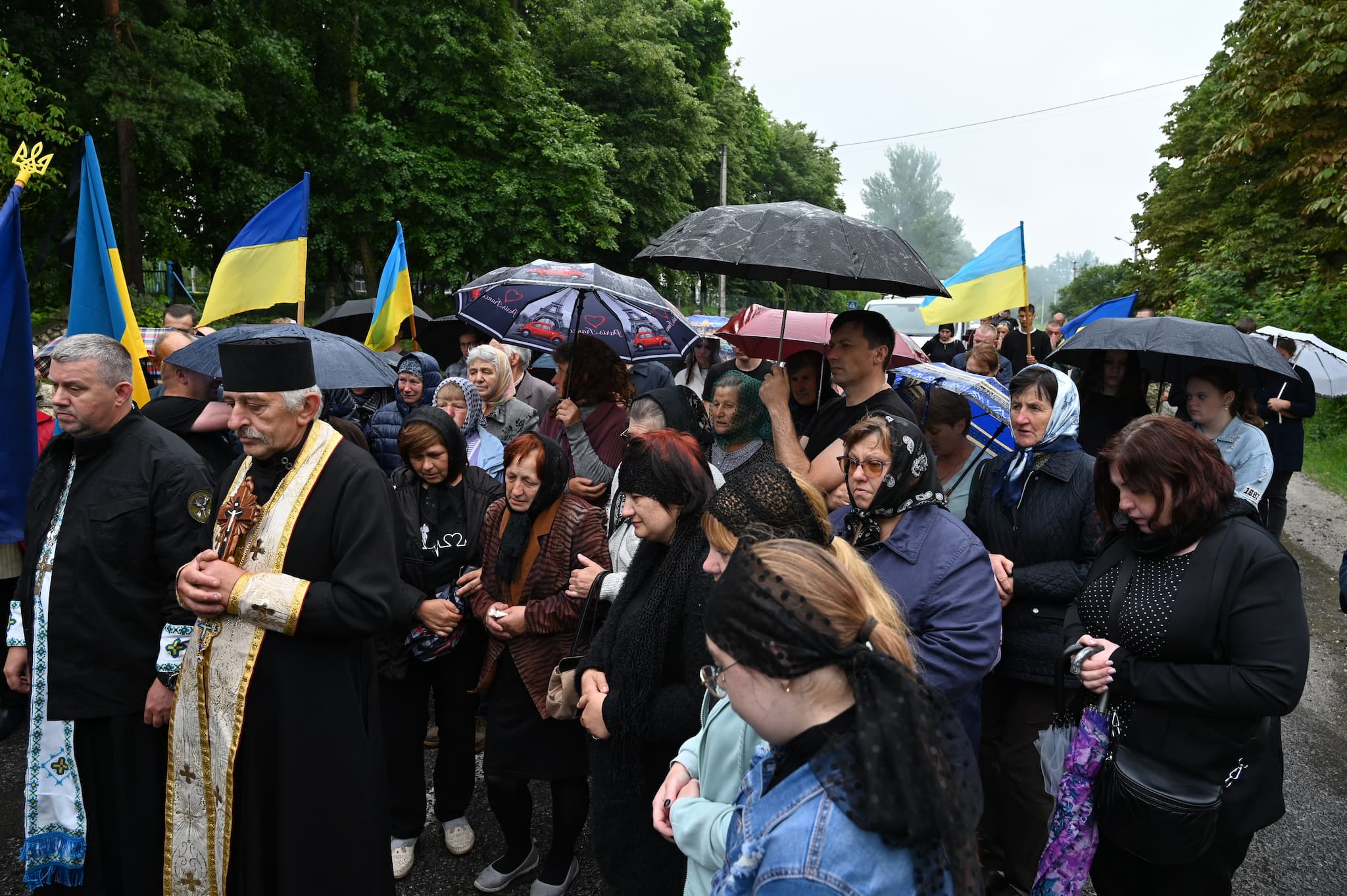 Новини Тернополя - фото з Лановеччина навколішки зустріла загиблого 25-річного героя Миколу Мельничука (ФОТО) На зображенні може бути: 4 людини, натовп та текст
