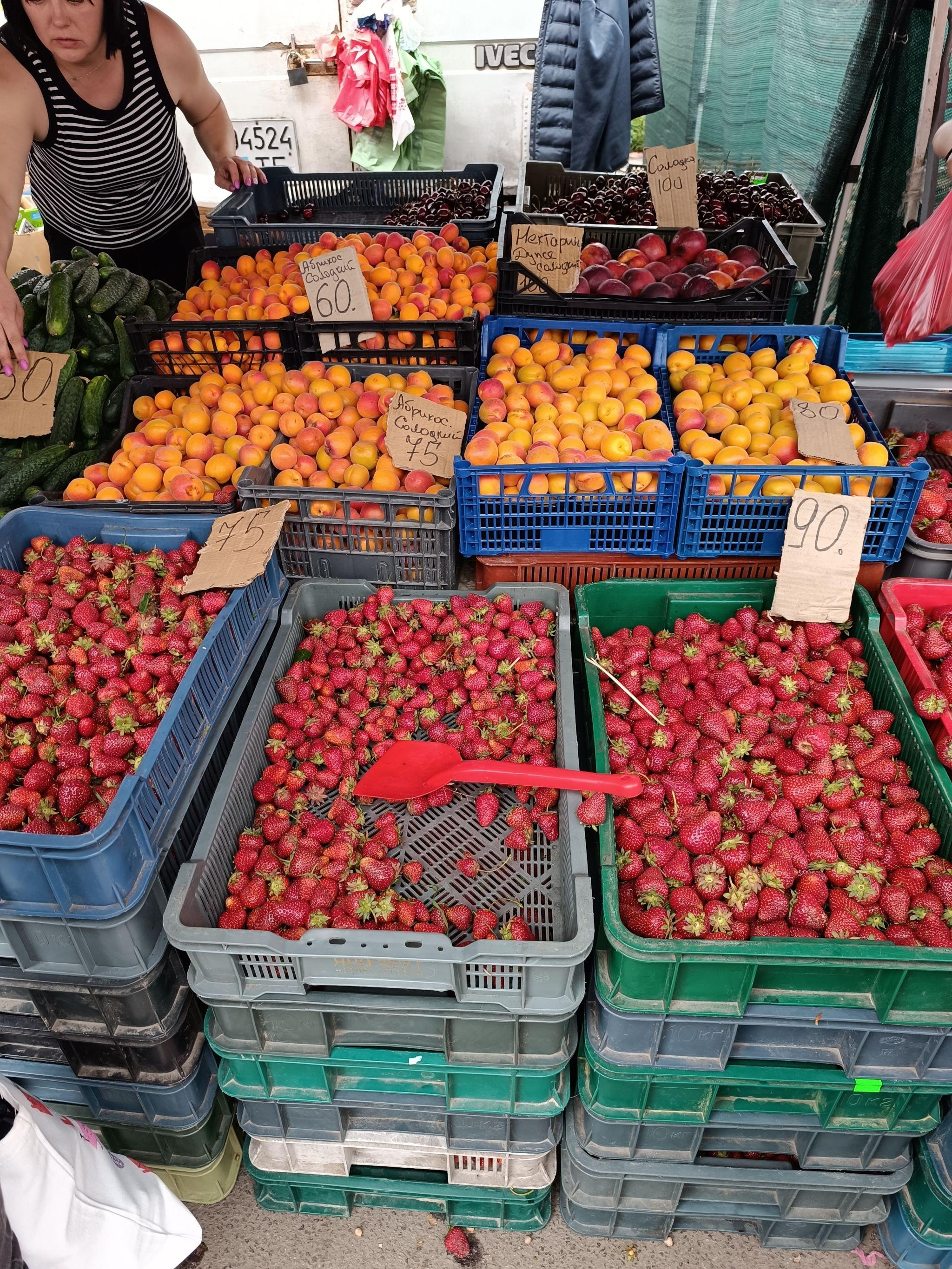 Новини Тернополя - фото з Абрикоси, лохина та черешня: що та за скільки продають на овочевому ринку Тернополя