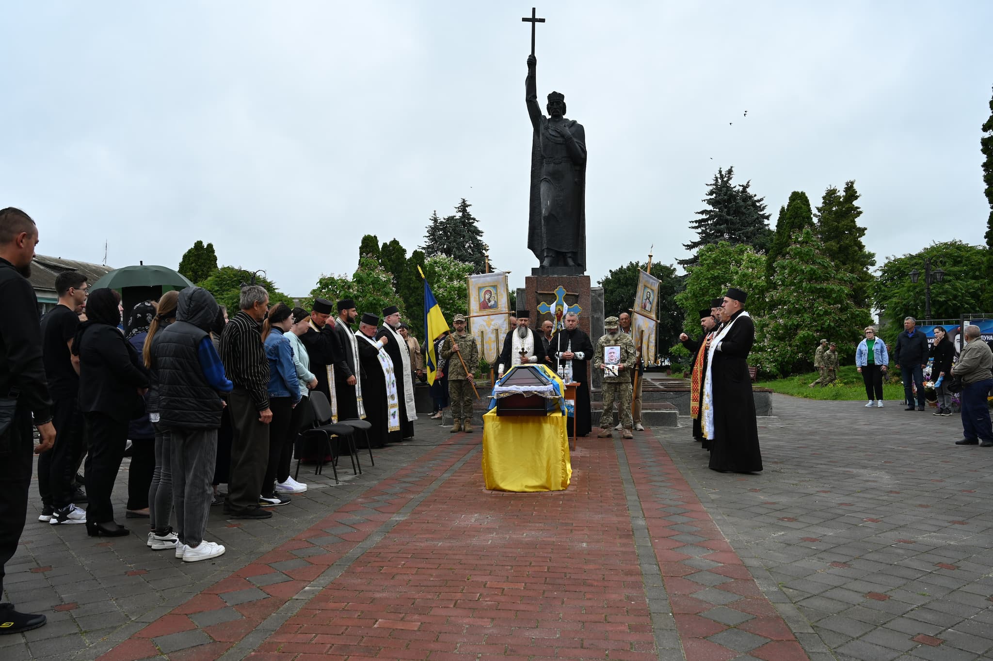 Новини Тернополя - фото з Лановеччина навколішки зустріла загиблого 25-річного героя Миколу Мельничука (ФОТО) На зображенні може бути: 19 людей, пам’ятник та текст