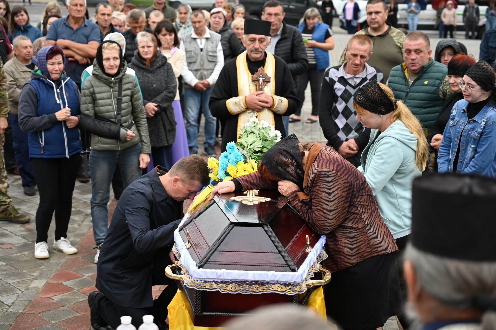 Новини Тернополя - фото з Лановеччина навколішки зустріла загиблого 25-річного героя Миколу Мельничука (ФОТО) На зображенні може бути: 3 людини та текст