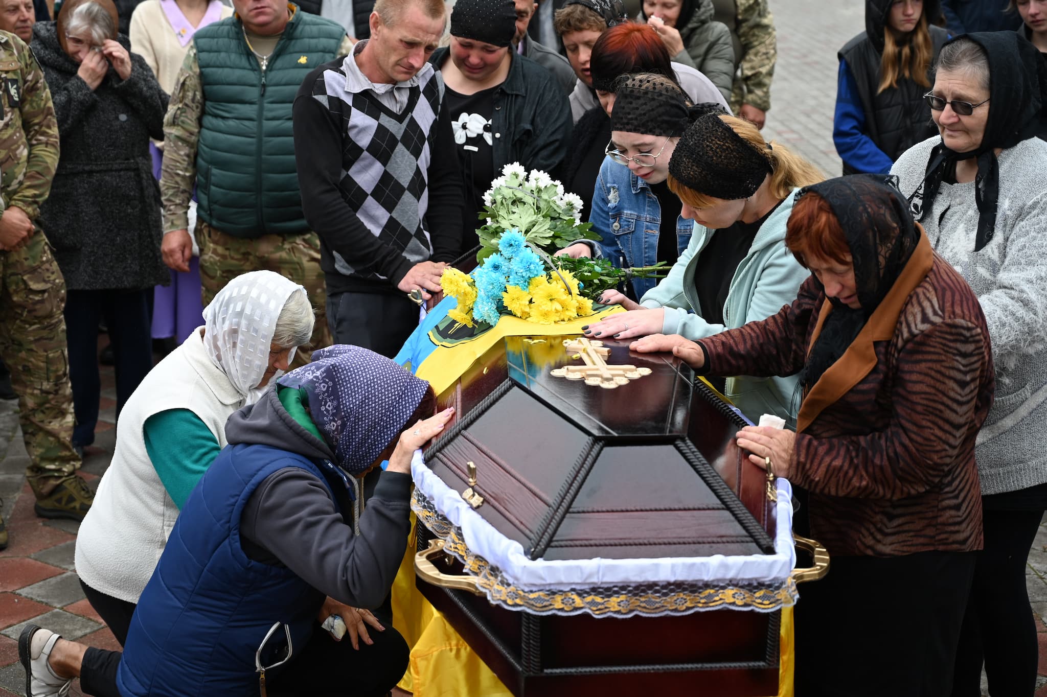 Новини Тернополя - фото з Лановеччина навколішки зустріла загиблого 25-річного героя Миколу Мельничука (ФОТО) На зображенні може бути: 9 людей
