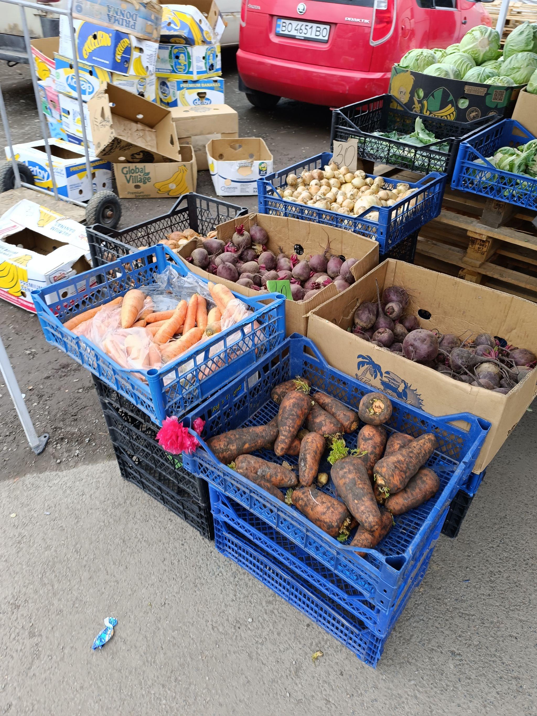 Новини Тернополя - фото з Абрикоси, лохина та черешня: що та за скільки продають на овочевому ринку Тернополя