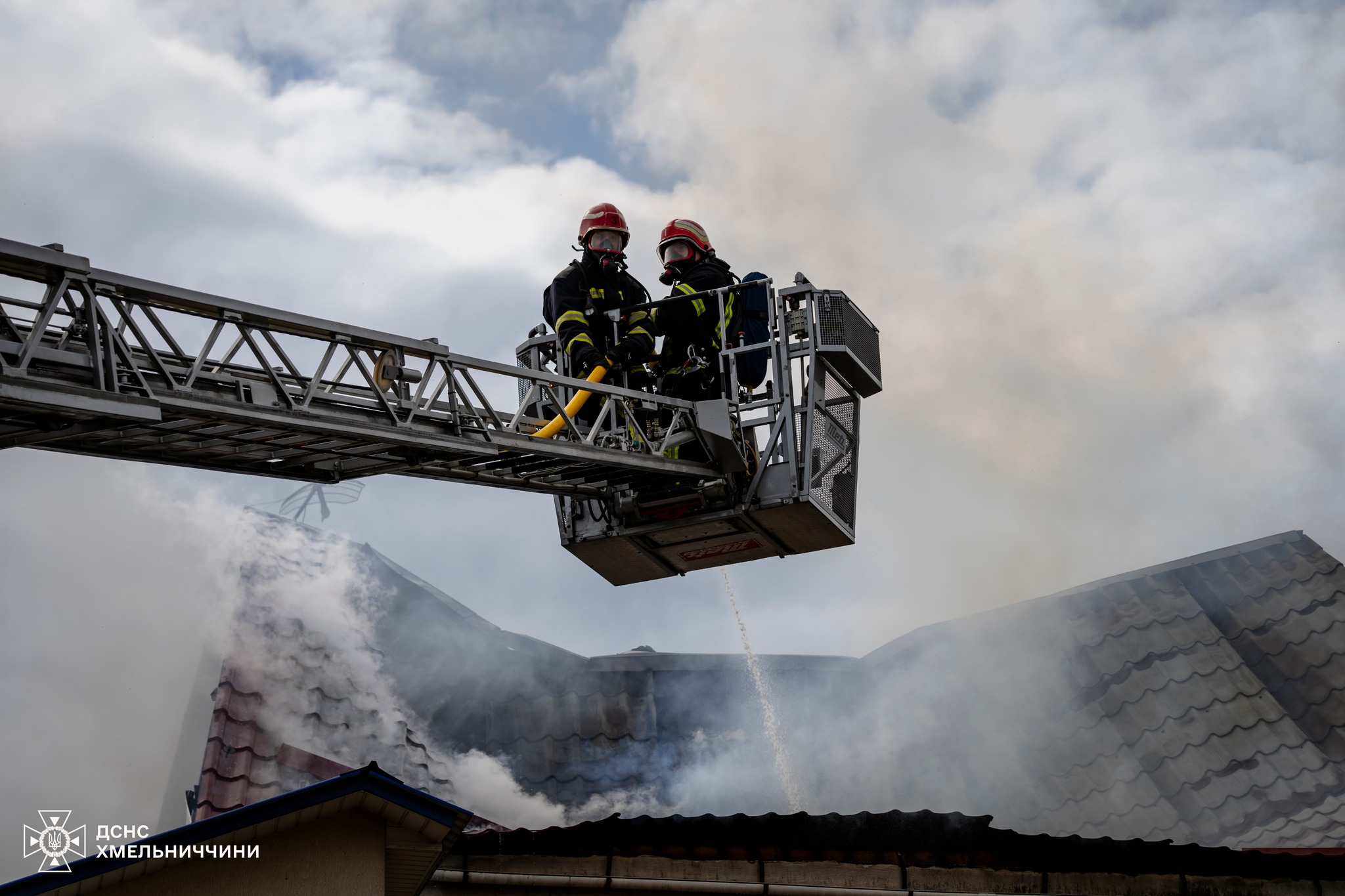 Новини Хмельницького - фото з У Хмельницькому 22 рятувальники гасили пожежу житлового будинку (ФОТО, ВІДЕО)