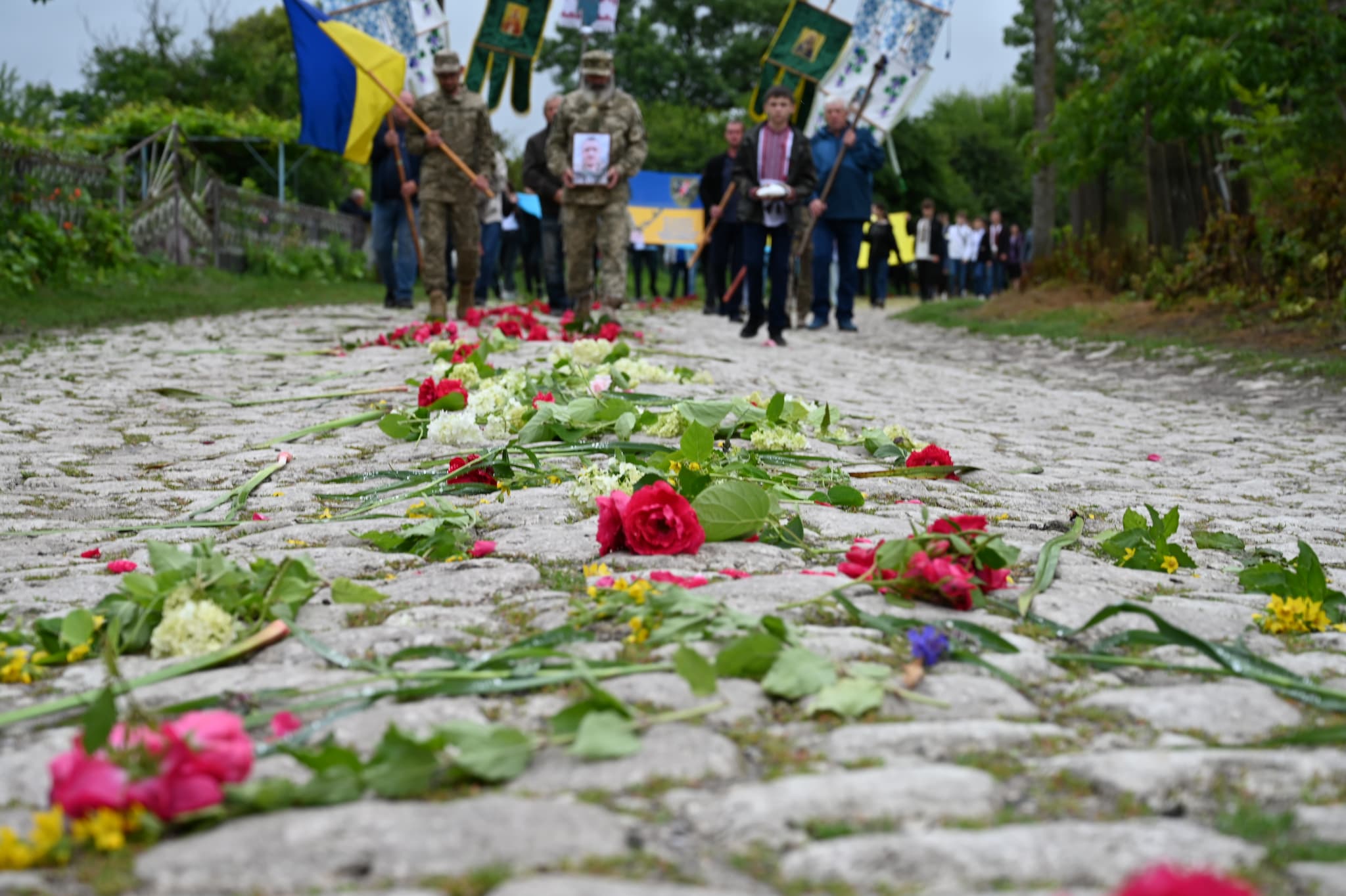 Новини Тернополя - фото з Лановеччина навколішки зустріла загиблого 25-річного героя Миколу Мельничука (ФОТО) На зображенні може бути: 10 людей