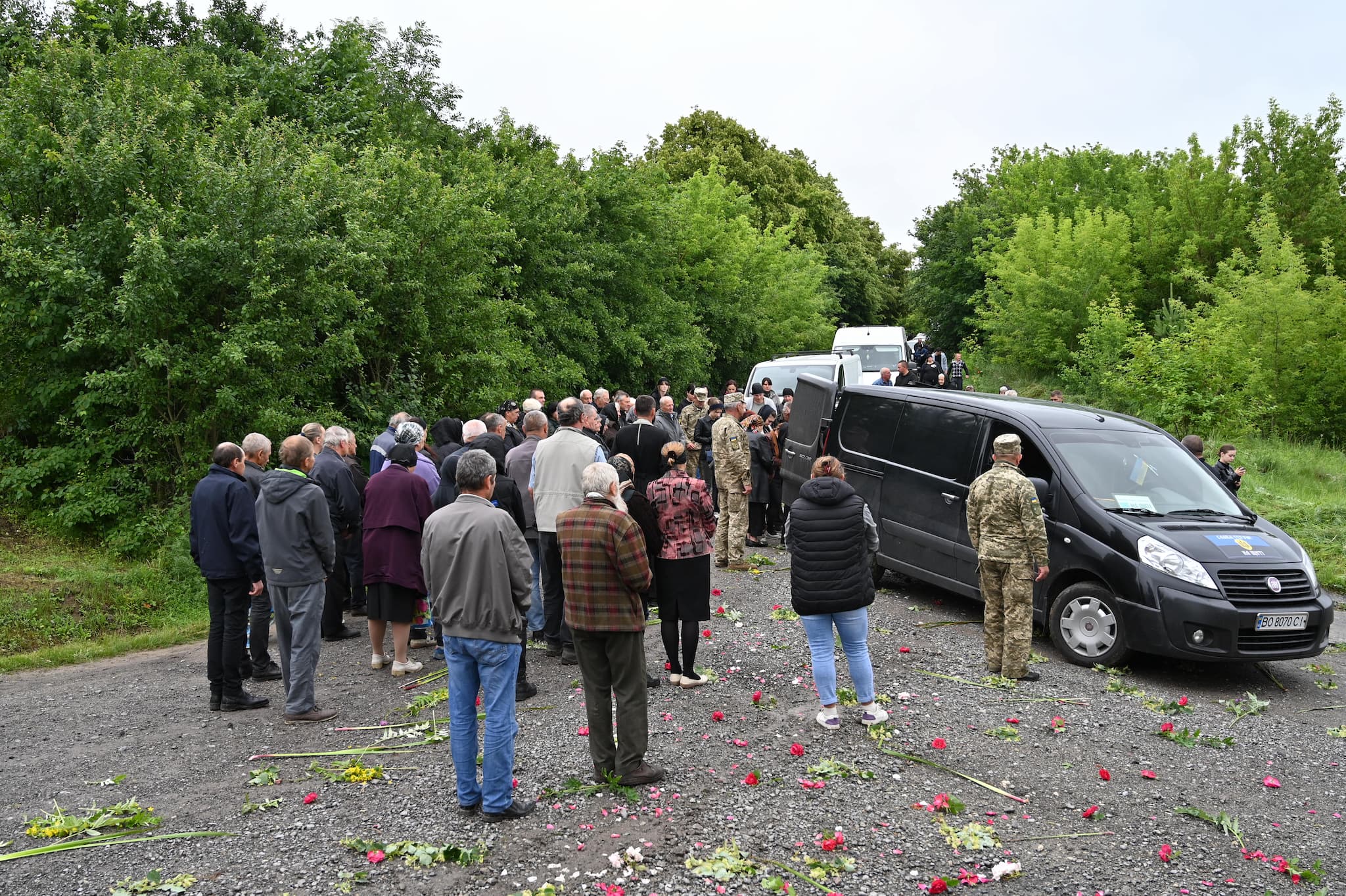 Новини Тернополя - фото з Лановеччина навколішки зустріла загиблого 25-річного героя Миколу Мельничука (ФОТО) На зображенні може бути: 9 людей