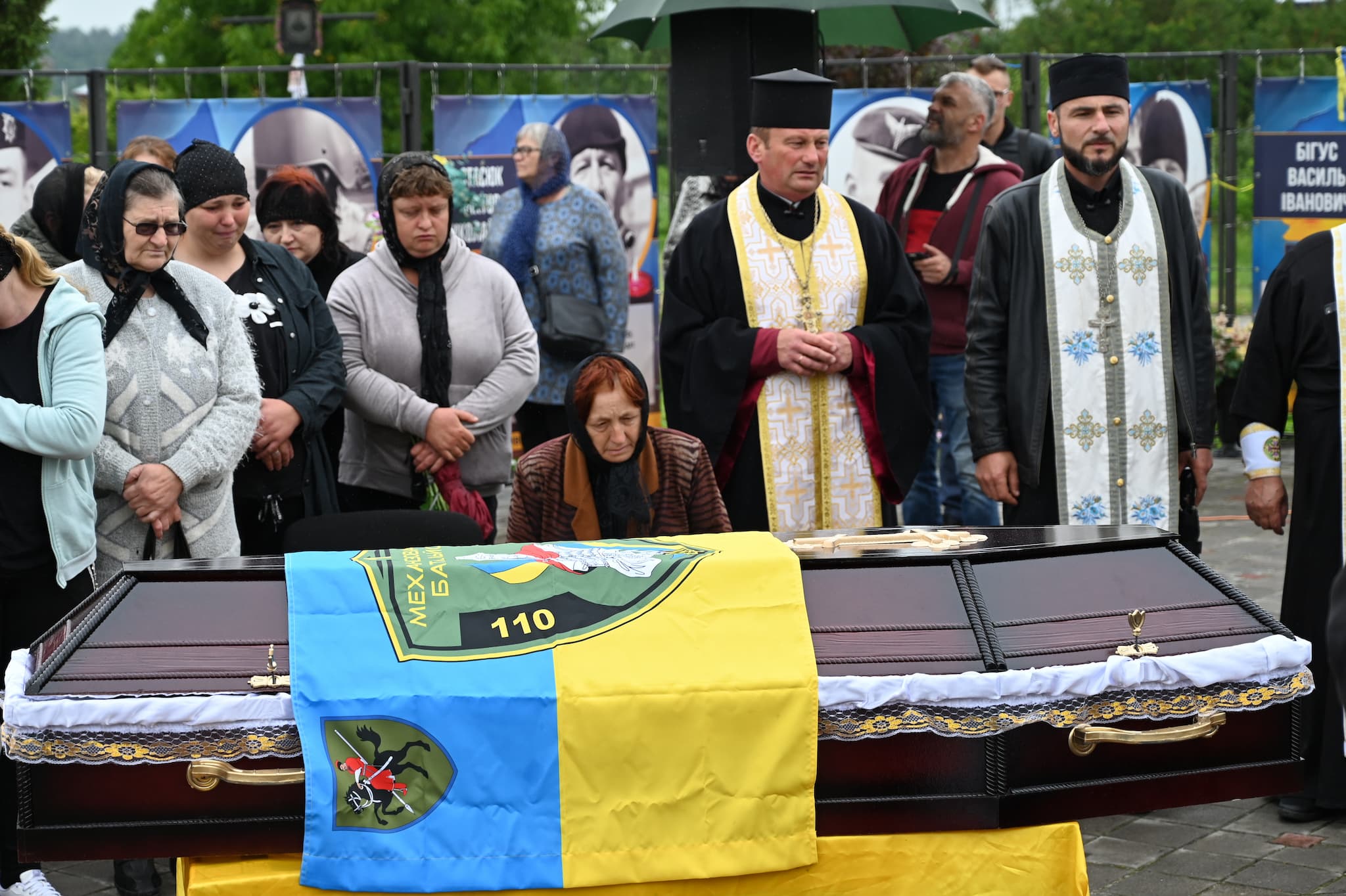 Новини Тернополя - фото з Лановеччина навколішки зустріла загиблого 25-річного героя Миколу Мельничука (ФОТО) На зображенні може бути: 10 людей та текст