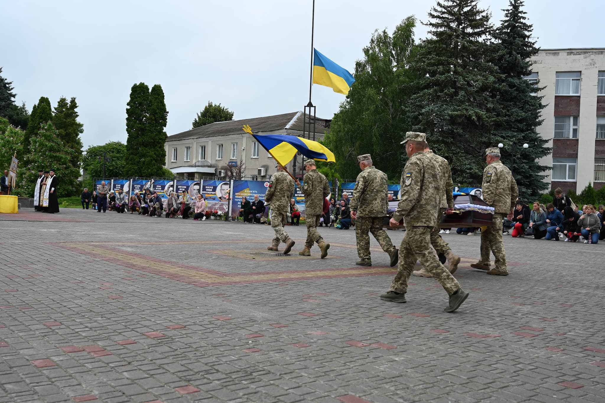 Новини Тернополя - фото з Лановеччина навколішки зустріла загиблого 25-річного героя Миколу Мельничука (ФОТО) На зображенні може бути: 6 людей, Бранденбурзькі ворота та текст