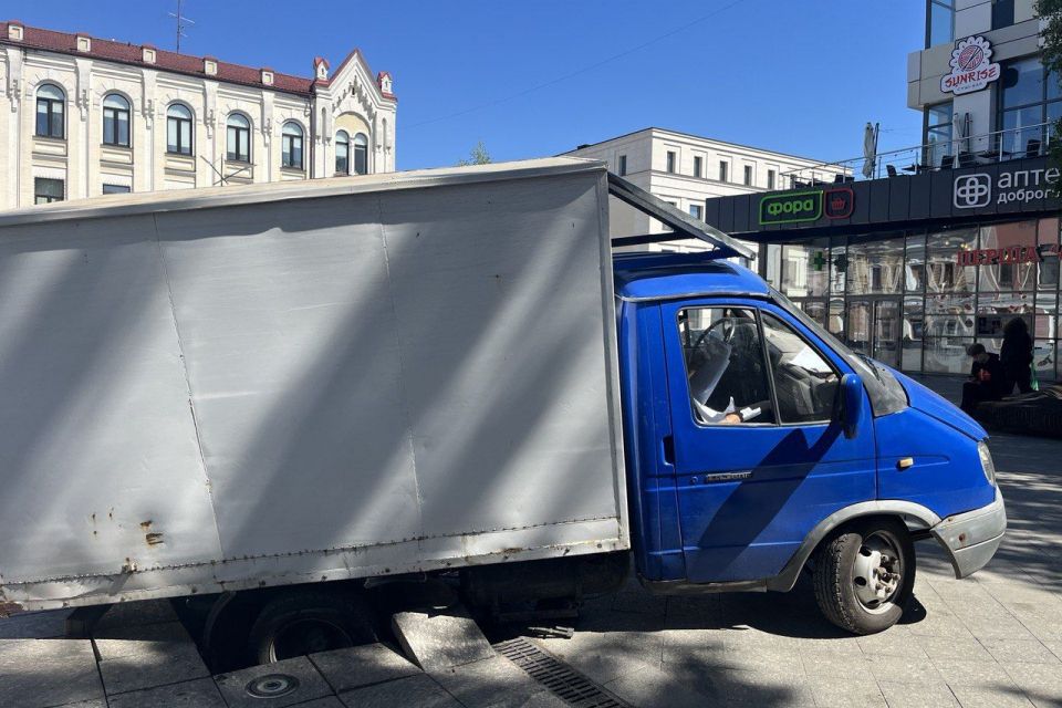 На Михайлівській вантажне авто провалилося у непрацюючий фонтан