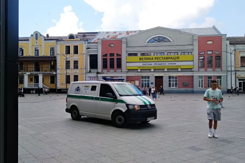 По фонтану на Михайлівській знову проїхався автомобіль. Фотофакт