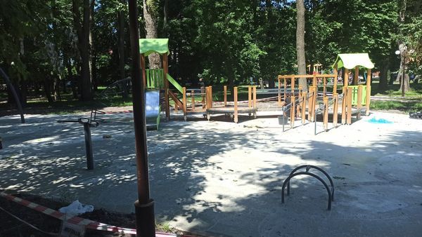 Новини Козятина - фото з У міському сквері Козятина триває встановлення інклюзивного дитячого майданчика