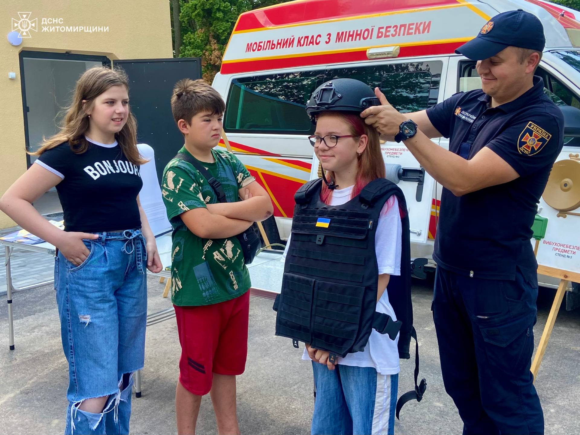 Новини Житомира - фото з Рятувальники активно проводять профілактичну роботу серед дітей, які відпочивають у літніх таборах