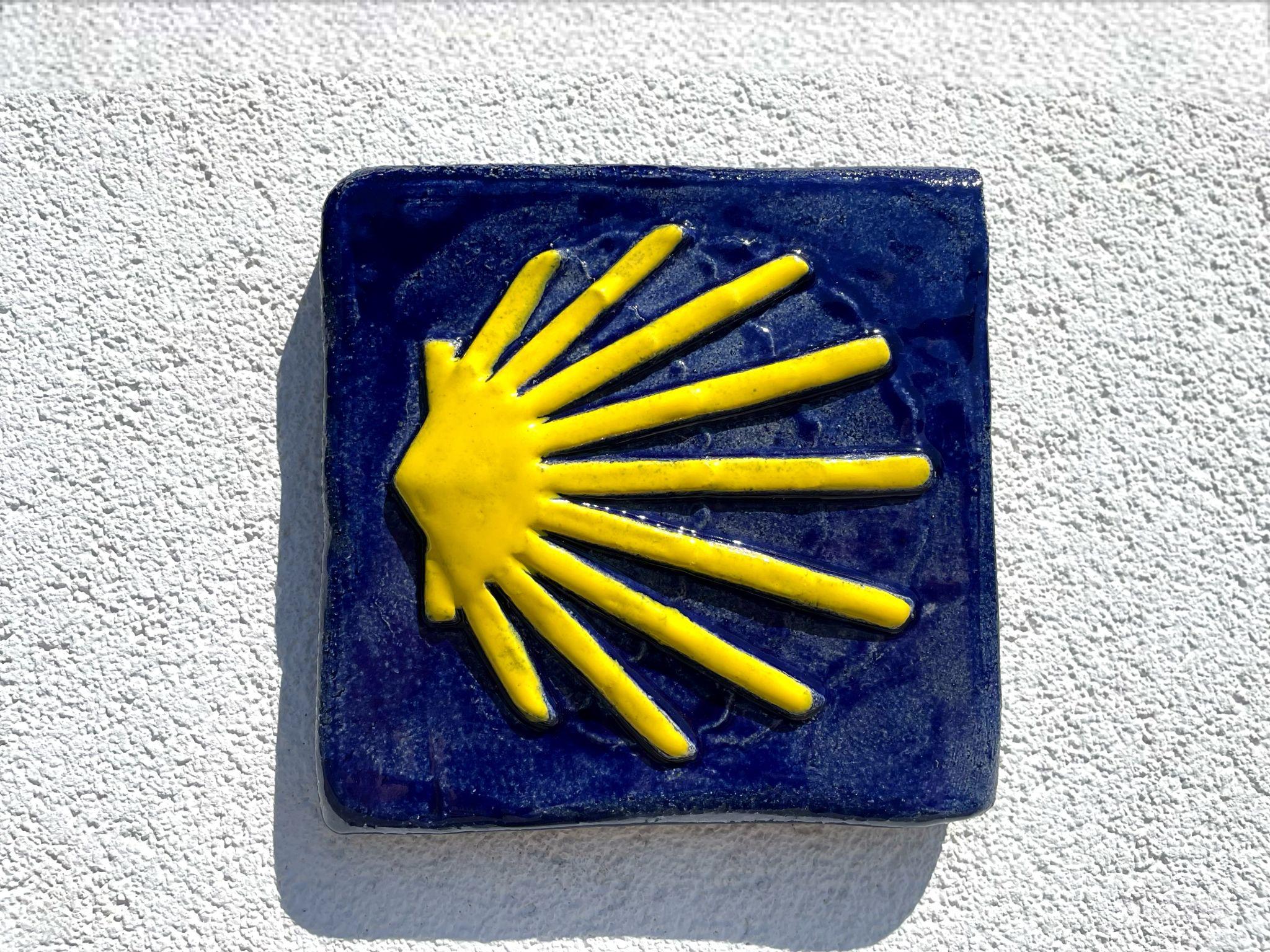 Новини Вінниці - фото з На костелі у Вінниці встановили символ паломницького Шляху святого Якова — «сонячну мушлю»