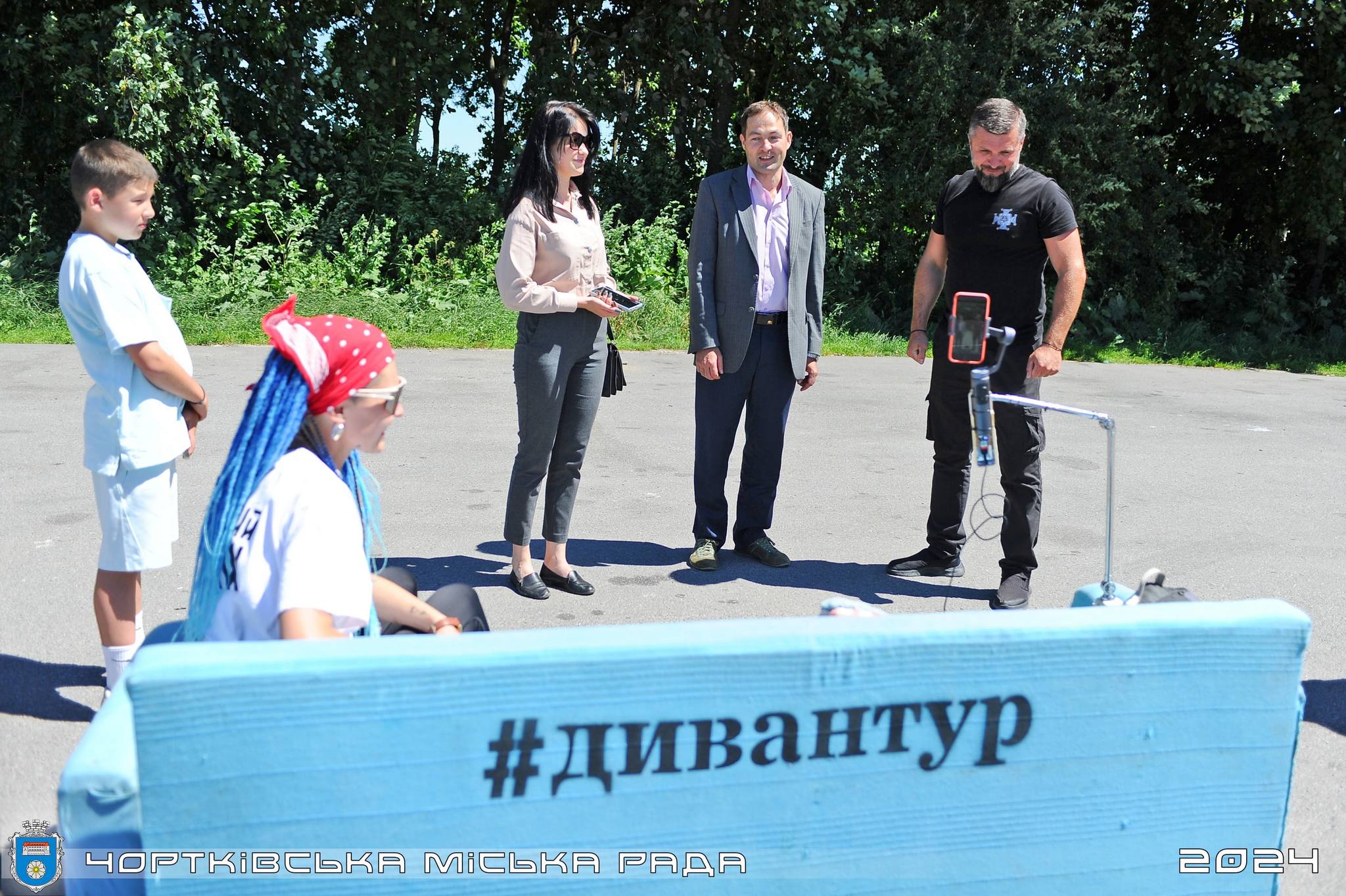 Новини Тернополя - фото з Диван на колесах із Заліщиків їде до Києва, щоб зібрати гроші на ЗСУ На зображенні може бути: 5 людей, скейтборд, сеґвей та текст «O 0 E ЧОРТКАВСЬККА MiCLKA ГАДА #дивантуР 212닉»