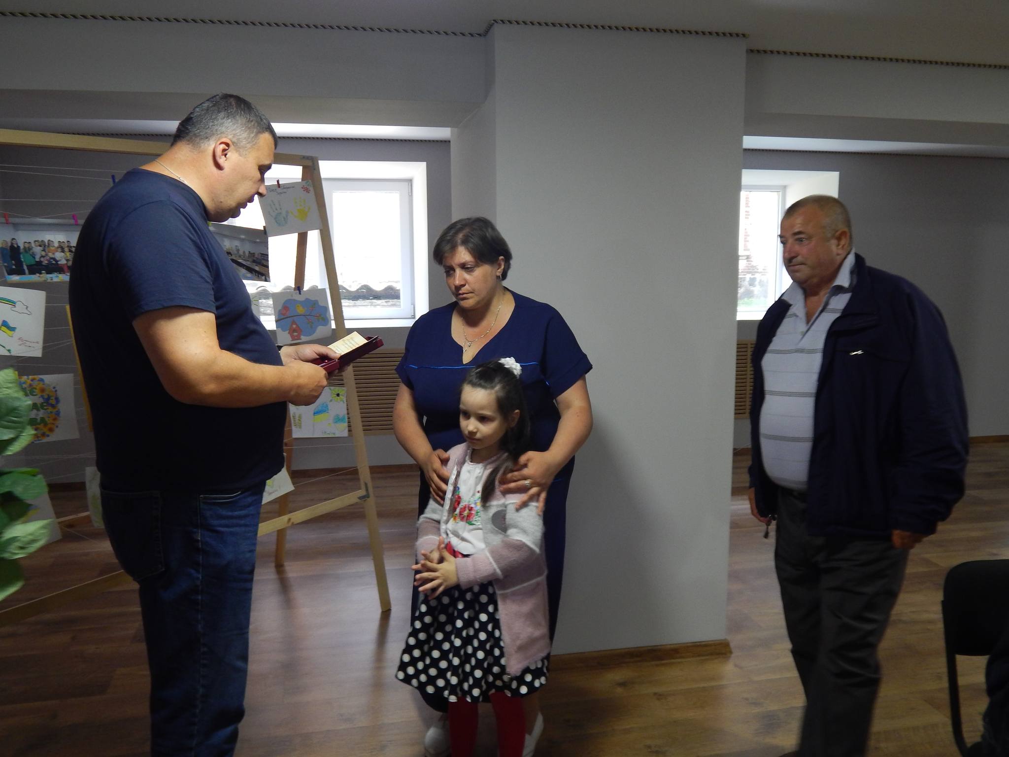 Новини Хмельницького - фото з Рідним загиблих захисників з Шепетівщини передали державні нагороди