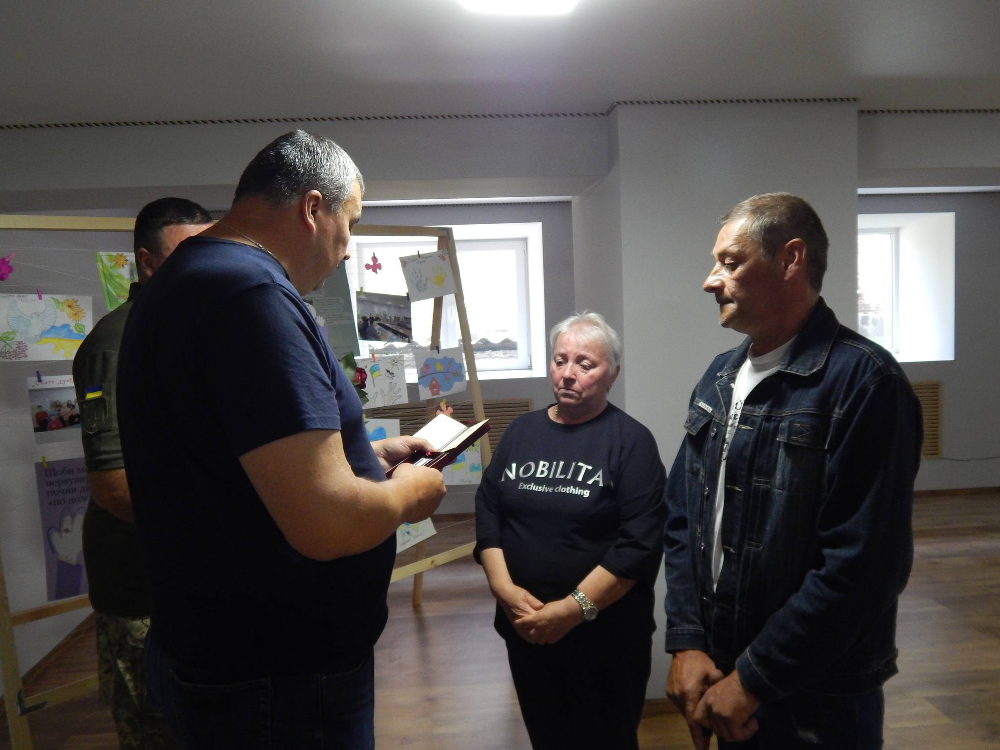 Новини Хмельницького - фото з Рідним загиблих захисників з Шепетівщини передали державні нагороди