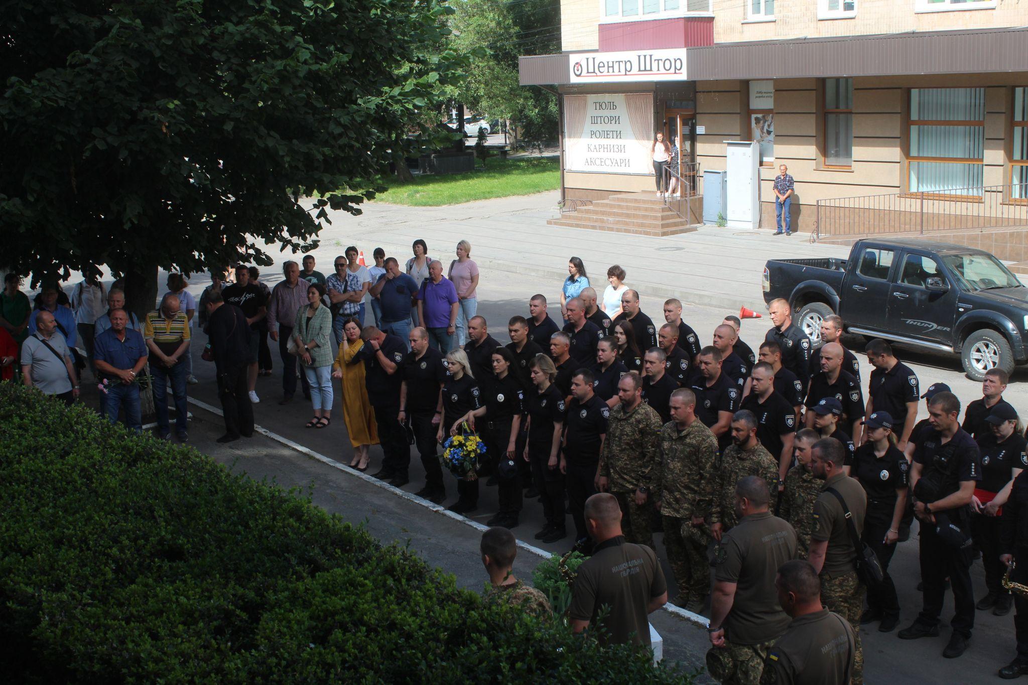 Новини Козятина - фото з На будівлі відділку поліції встановили меморіальну дошку Юрію Любарцю