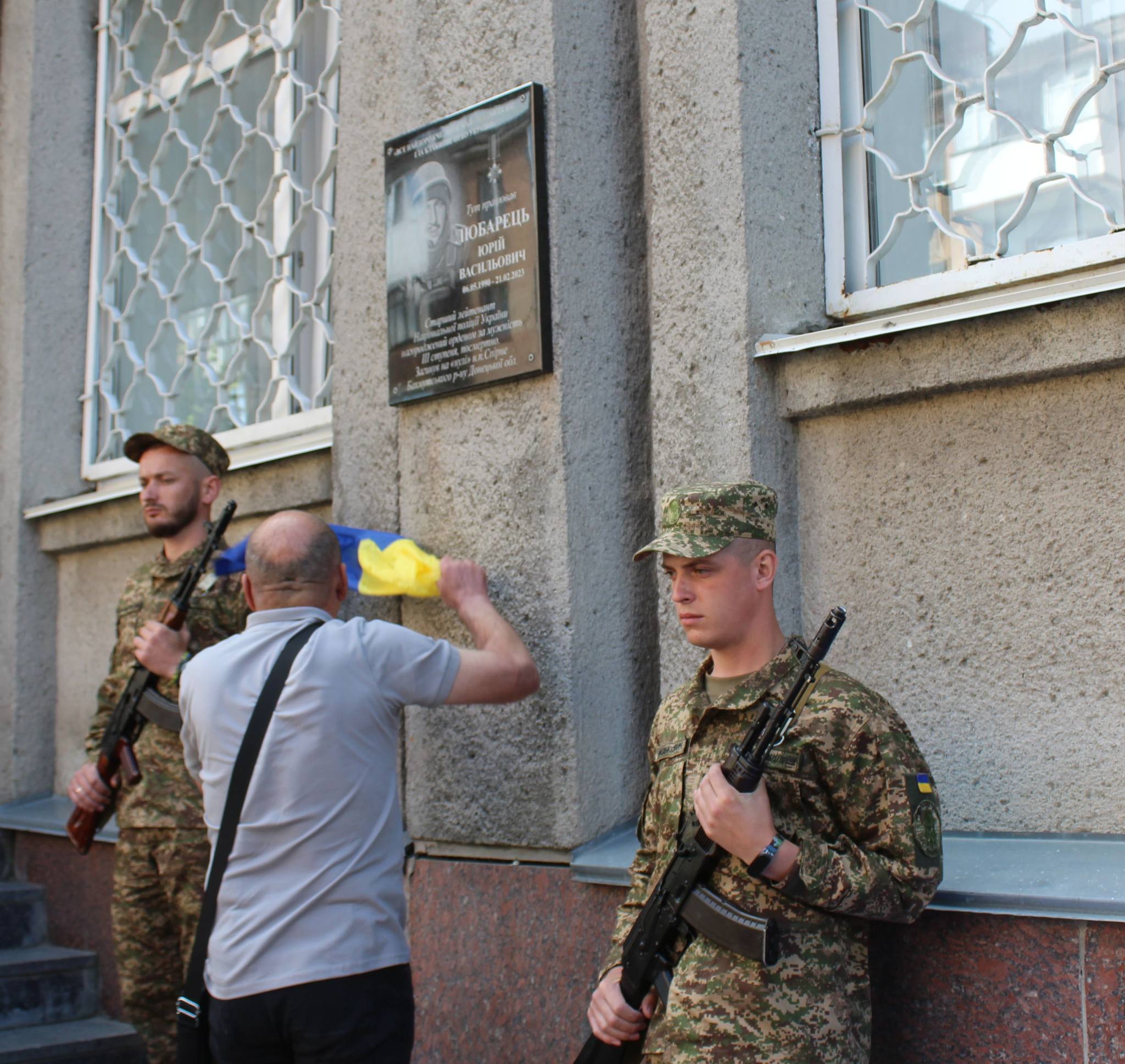 Новини Козятина - фото з На будівлі відділку поліції встановили меморіальну дошку Юрію Любарцю